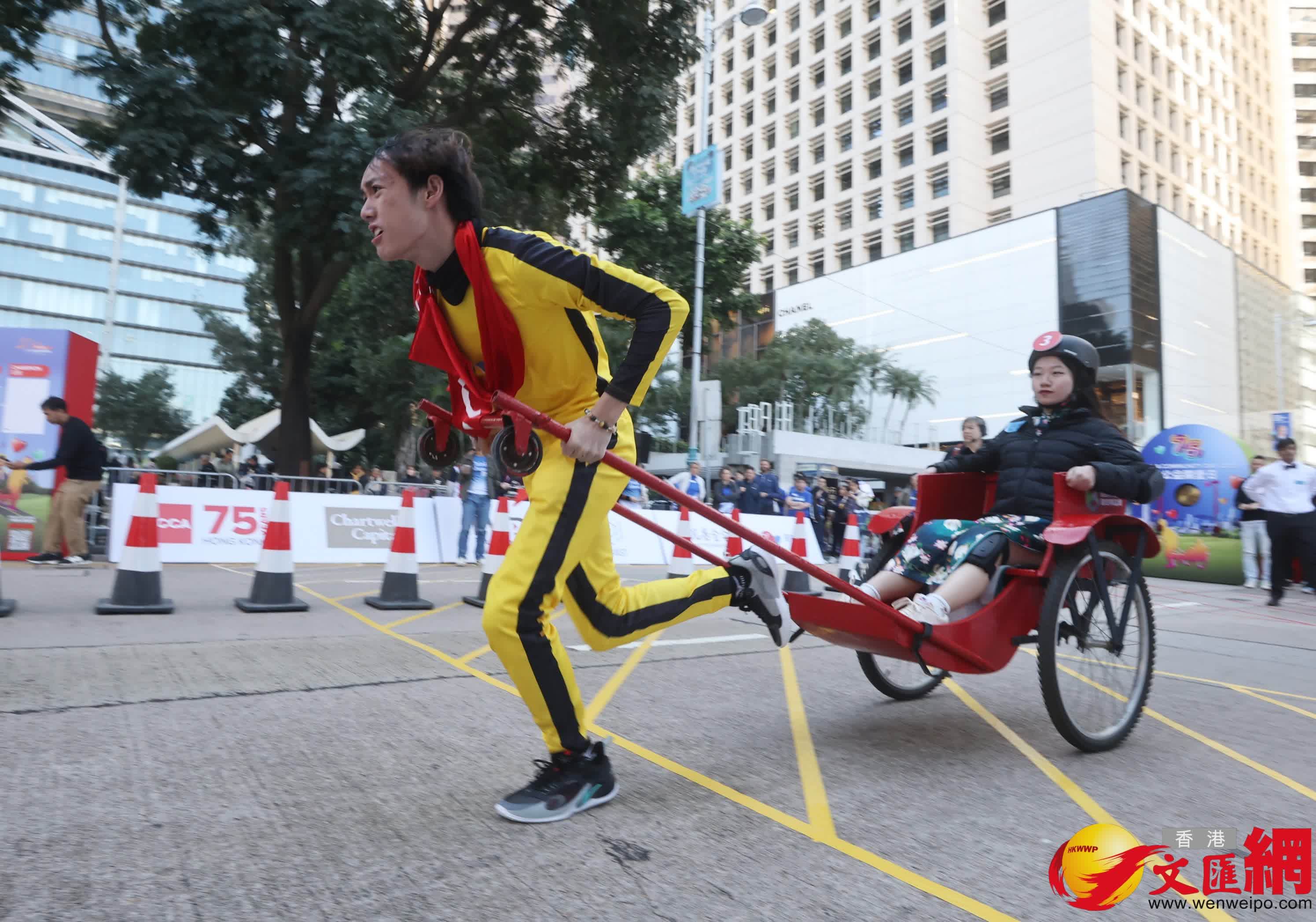 「ACCA公益關(guān)愛日」人力車大賽今（1月11日）於中環(huán)遮打道行人專用區(qū)舉行。有隊(duì)伍扮演多名知名影星，包括李小龍及周星馳等。  (香港文匯報(bào)記者郭木又 攝)