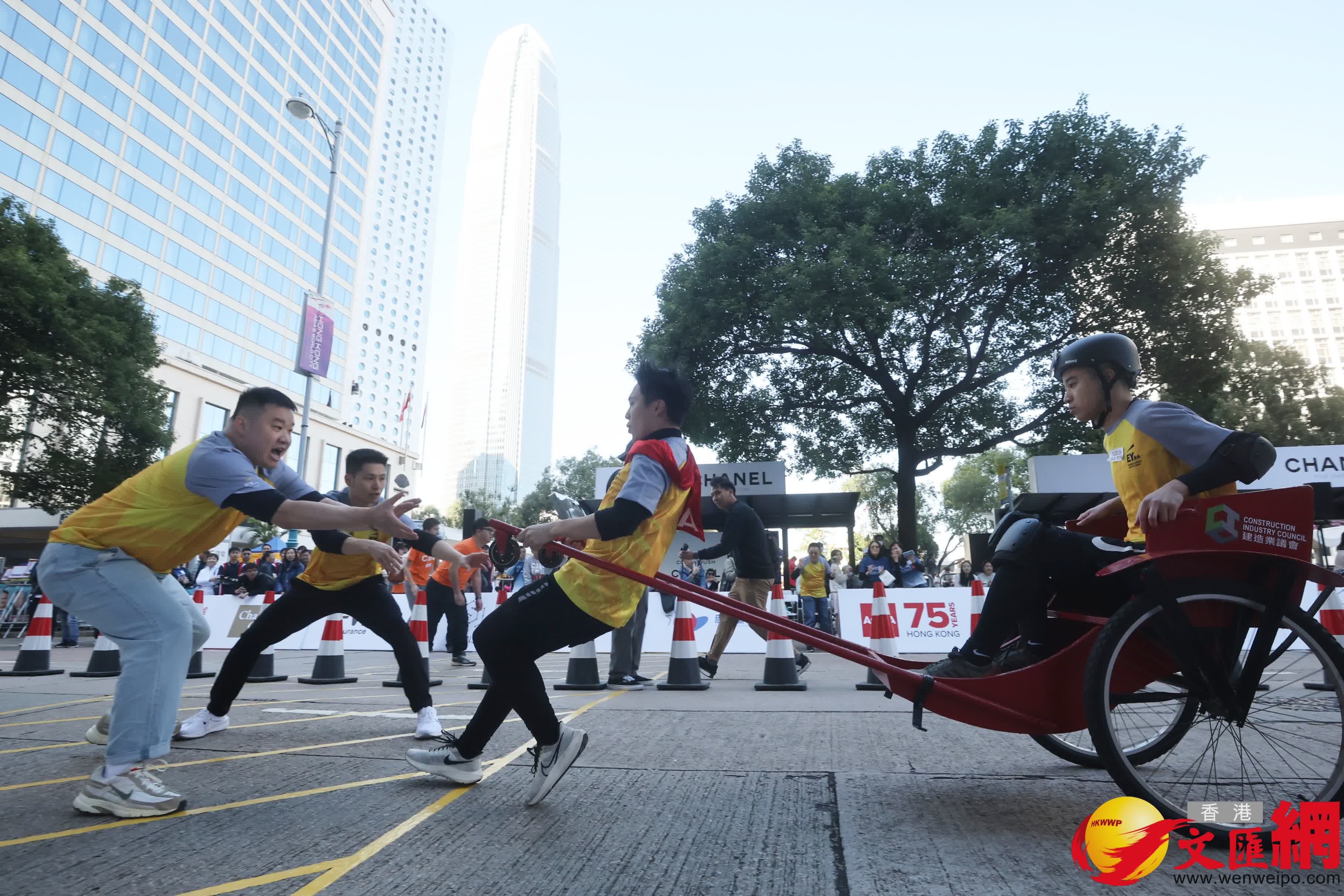 「ACCA公益關(guān)愛日」人力車大賽今（1月11日）於中環(huán)遮打道行人專用區(qū)舉行。 (香港文匯報(bào)記者郭木又 攝)