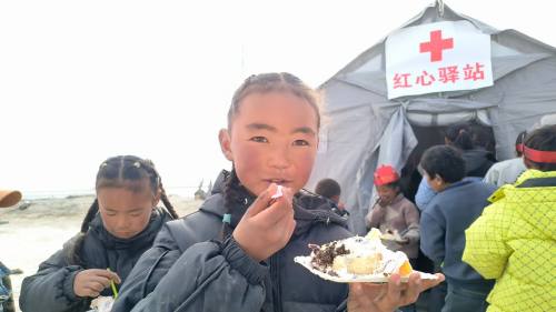 （有片）西藏震區(qū)小朋友集體過生日　吃到生日蛋糕