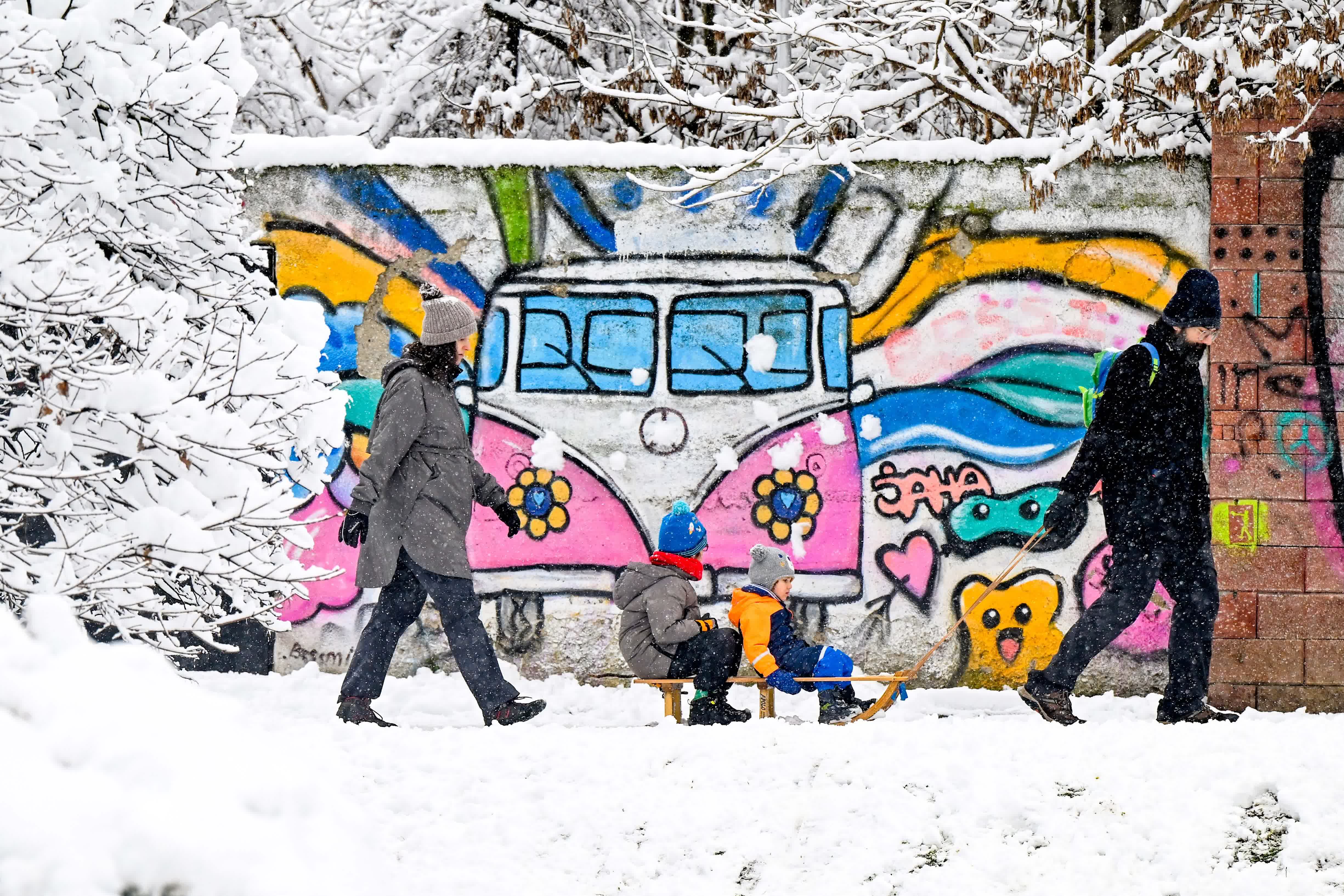 1月12日，在北馬其頓首都斯科普里的城市公園，人們欣賞雪景。新華社