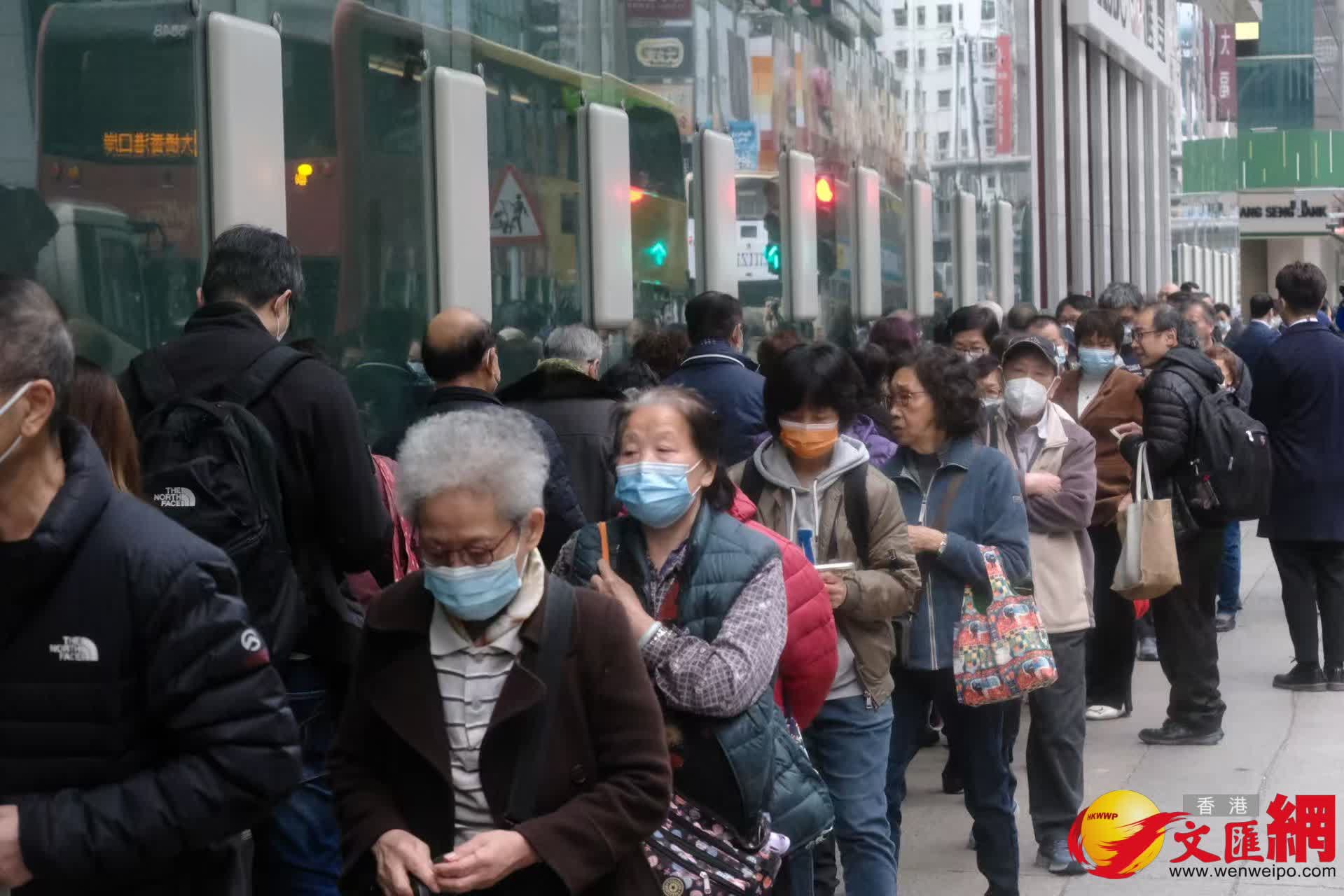 銀行門口一早大排長龍等待換新鈔（香港文匯報記者塗穴攝）