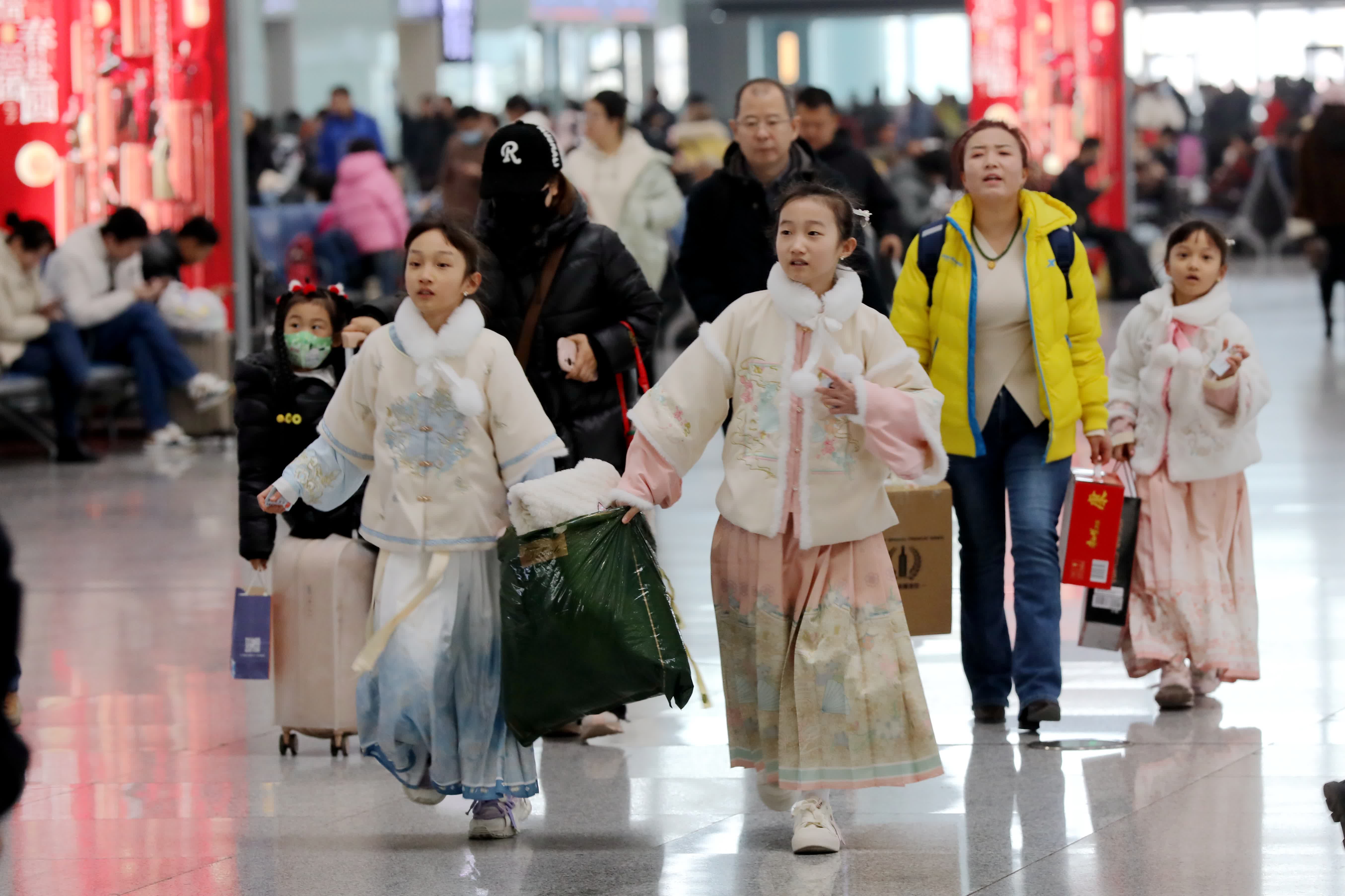 1月14日，2025年春運(yùn)正式啟動(dòng)。圖為旅客在西安北站候車大廳內(nèi)。 中新社
  