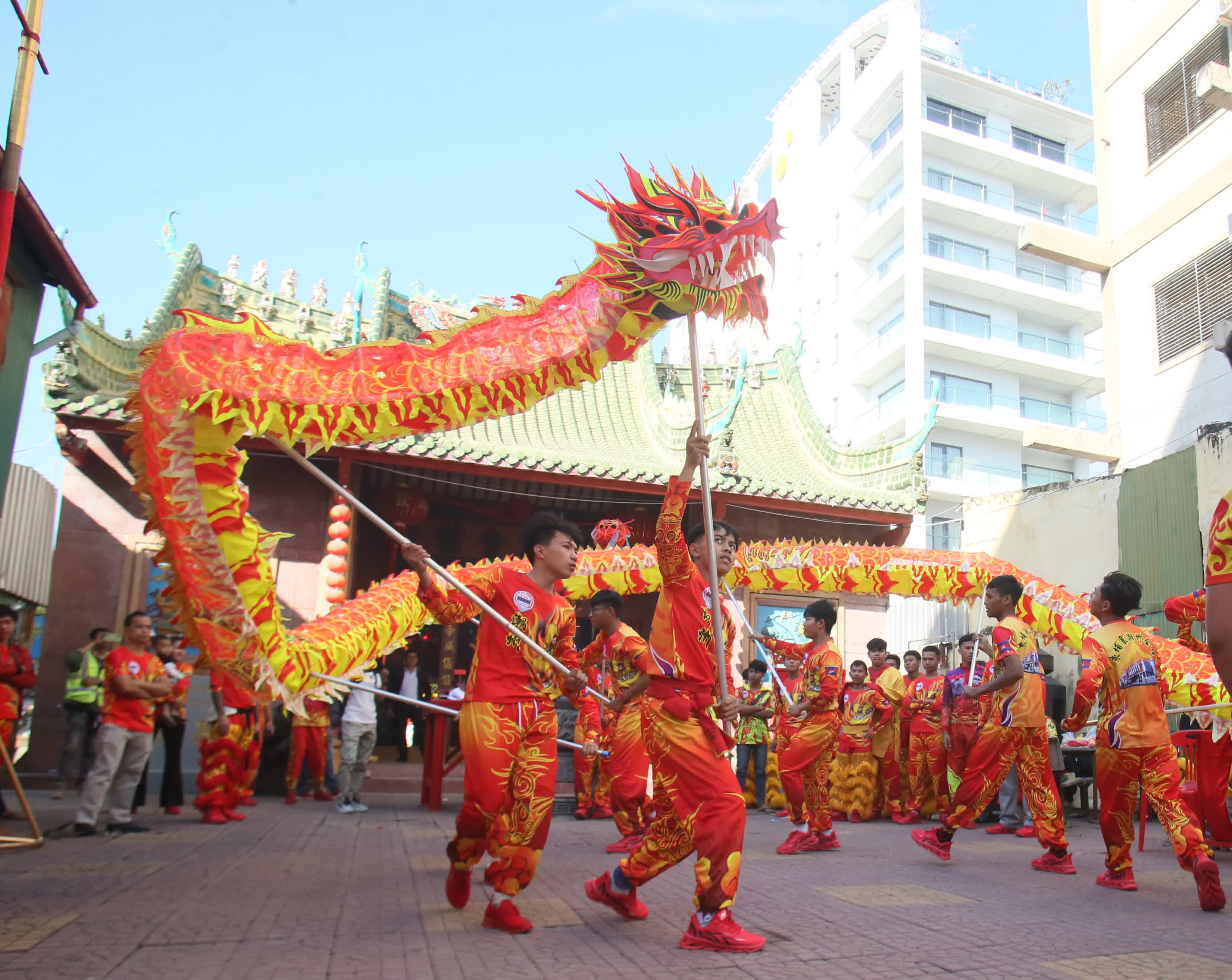 1月14日，表演者在柬埔寨首都金邊的潮州會館內舞龍。（新華社）