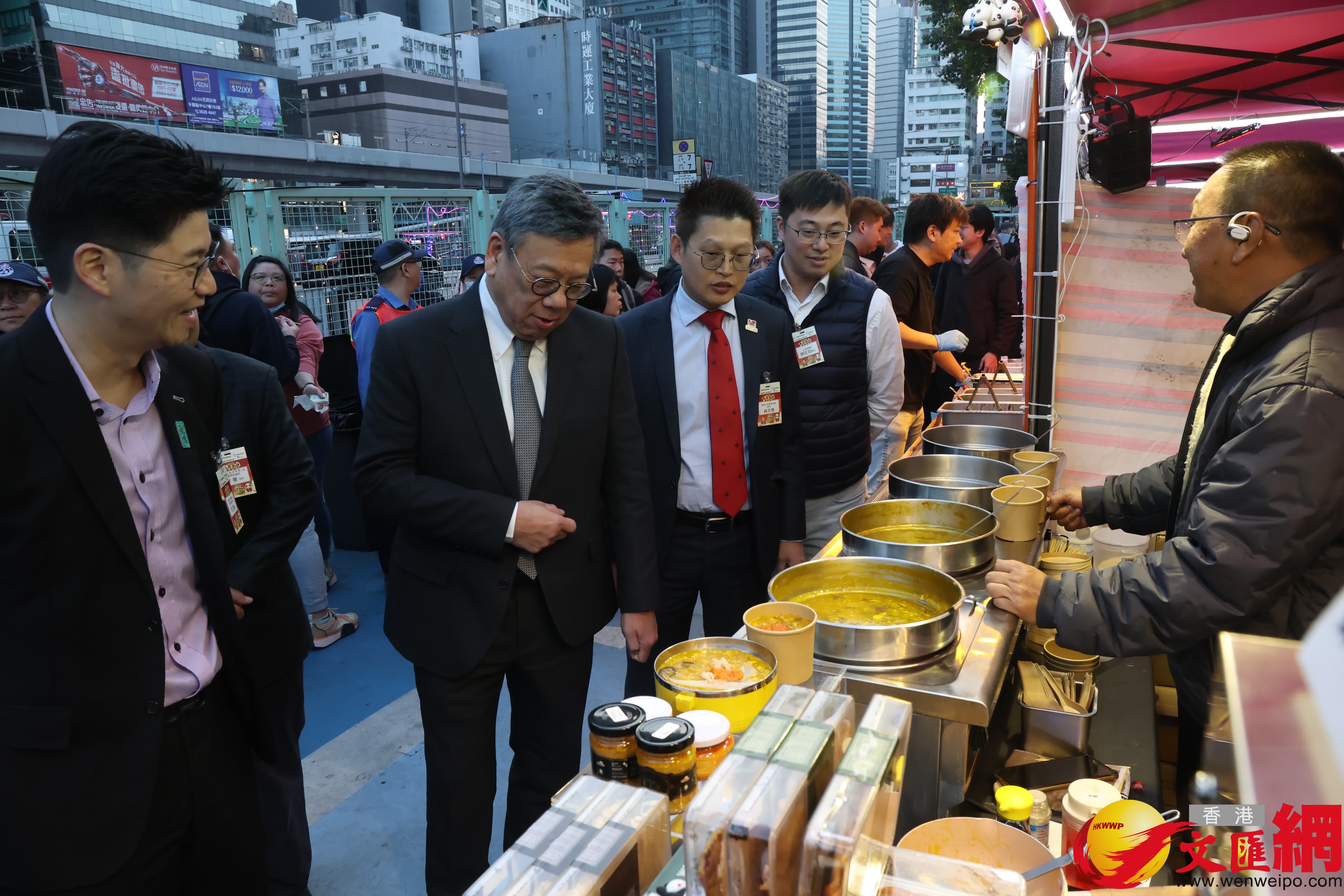 「龍騰觀塘新春夜市2025」在觀塘市中心自由空間舉辦。（香港文匯報記者萬霜靈攝）