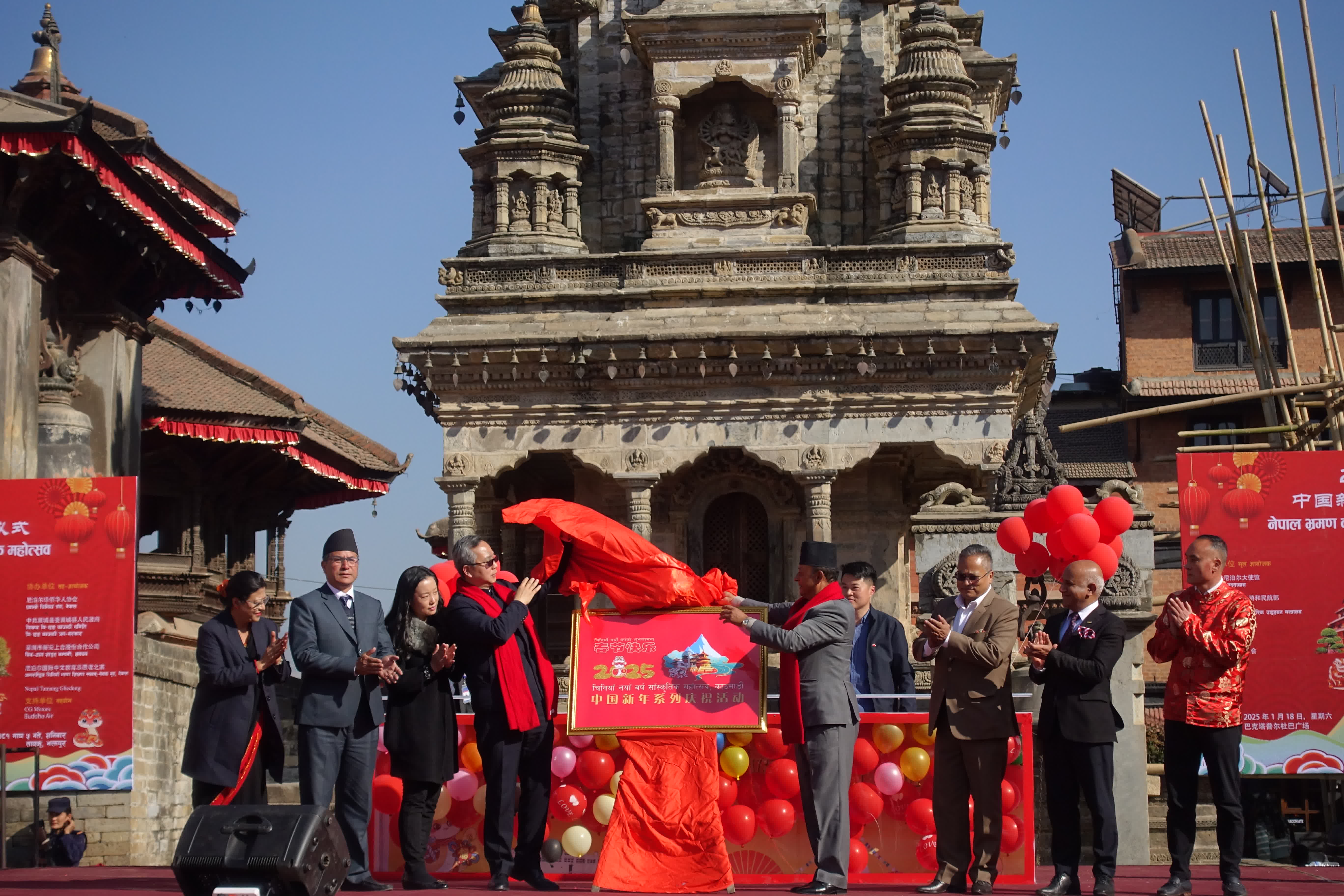 圖為嘉賓共同為中國(guó)新年系列慶?；顒?dòng)揭幕。（中新社）