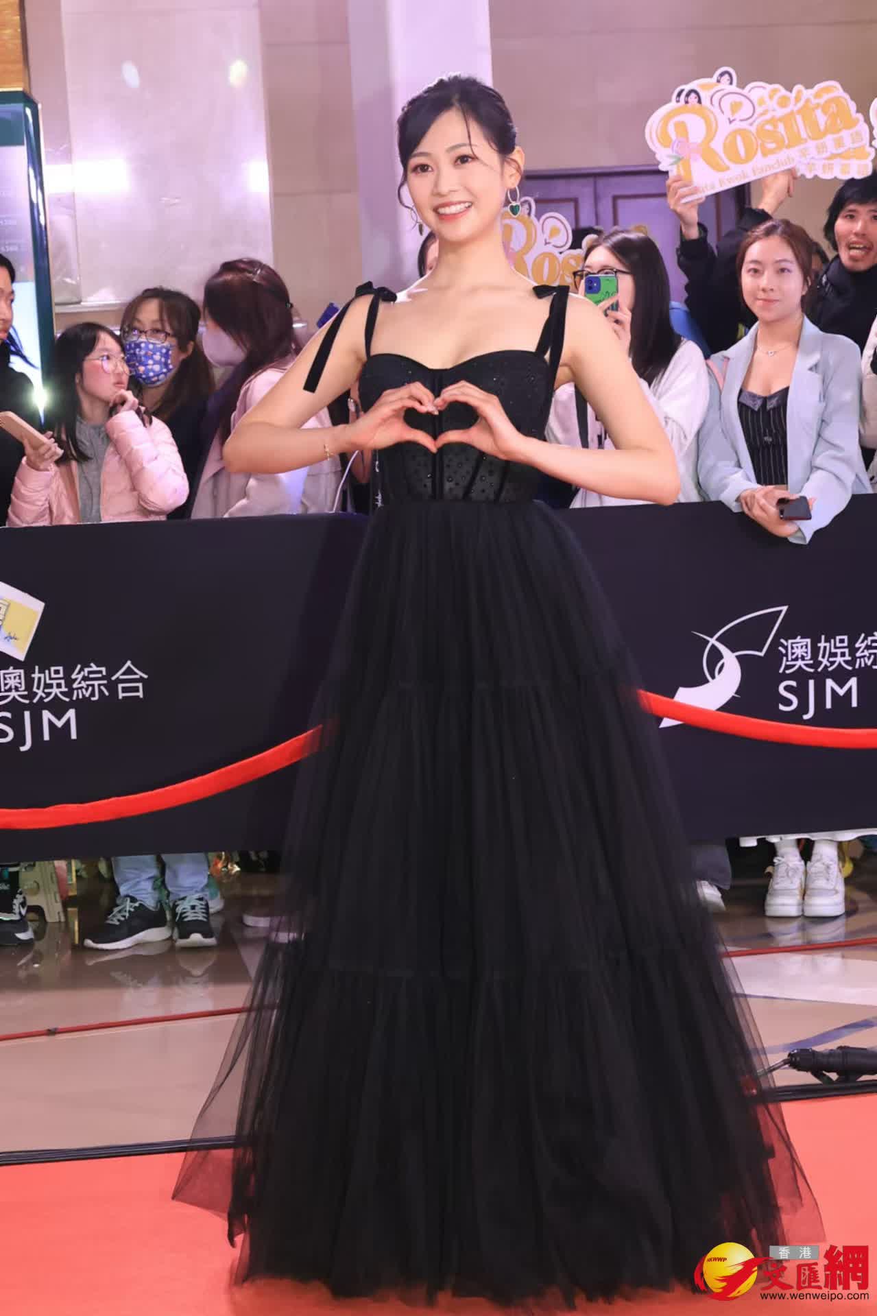 《萬千星輝頒獎典禮2024》 一眾女星行紅地氈鬥性感 (香港文匯報記者彭子文 攝) 《萬千星輝頒獎典禮2024》 一眾女星行紅地氈鬥性感 (香港文匯報記者彭子文 攝)