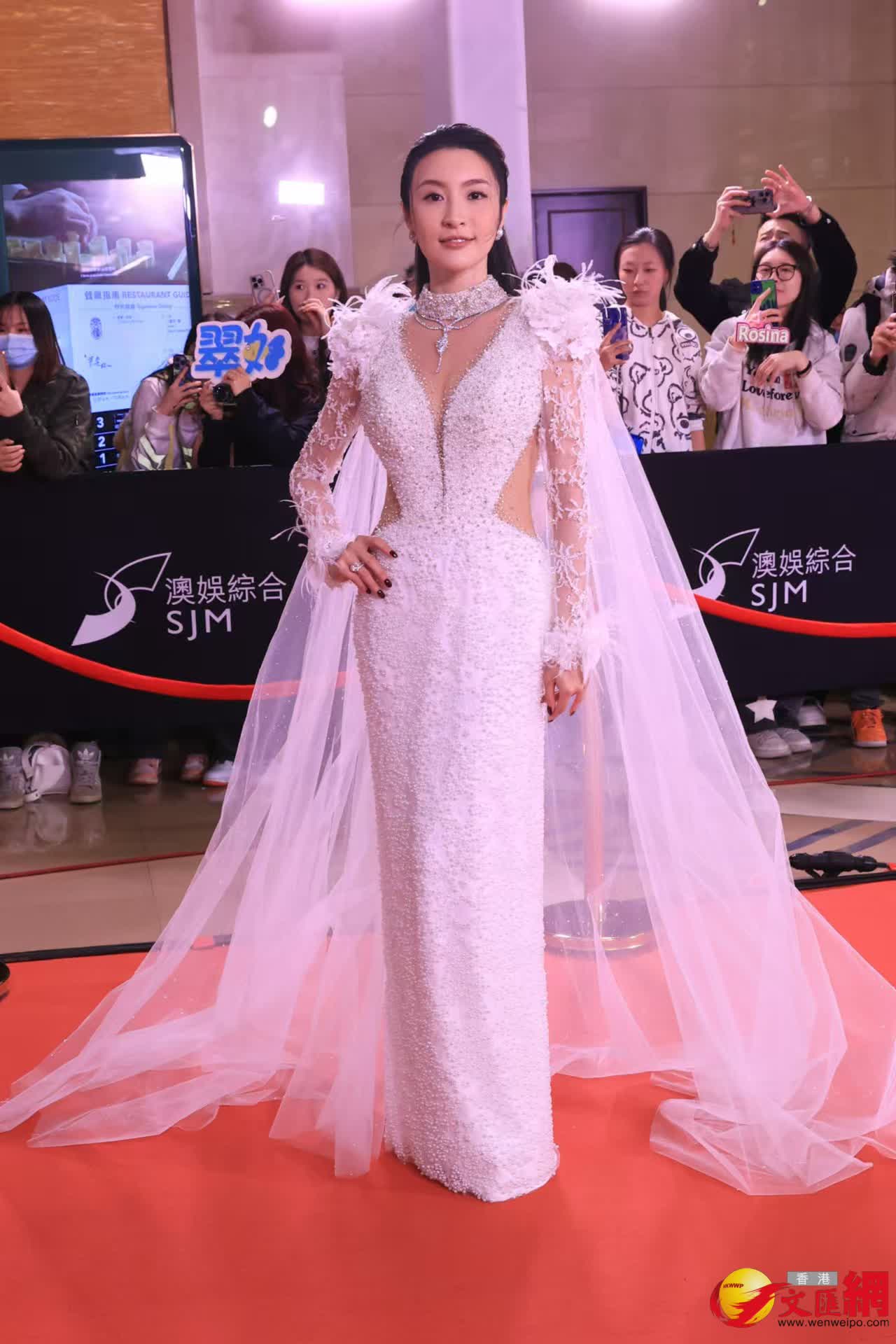 《萬千星輝頒獎典禮2024》 一眾女星行紅地氈鬥性感 (香港文匯報記者彭子文 攝) 《萬千星輝頒獎典禮2024》 一眾女星行紅地氈鬥性感 (香港文匯報記者彭子文 攝)