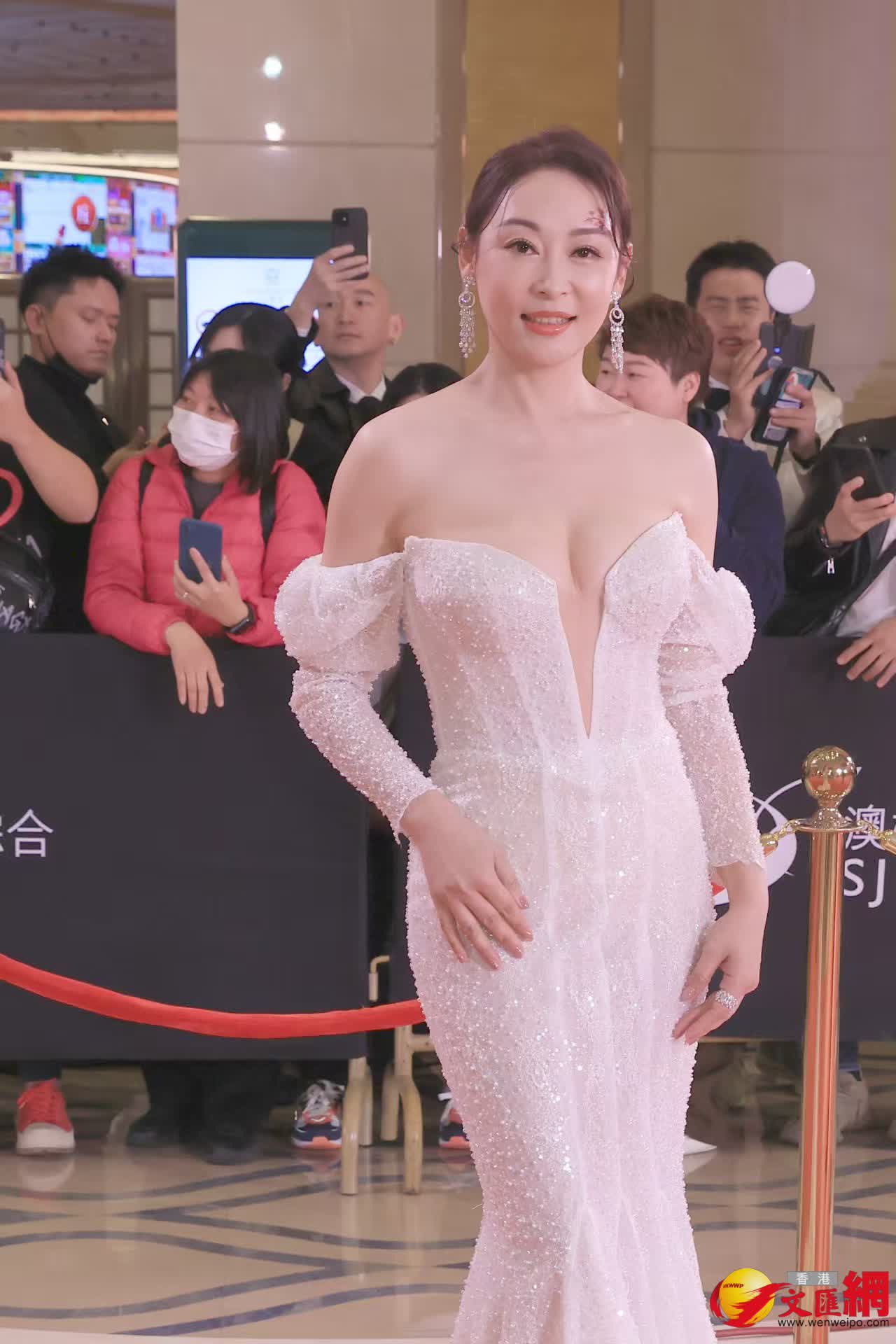 《萬千星輝頒獎典禮2024》 一眾女星行紅地氈鬥性感 (香港文匯報記者彭子文 攝) 《萬千星輝頒獎典禮2024》 一眾女星行紅地氈鬥性感 (香港文匯報記者彭子文 攝)