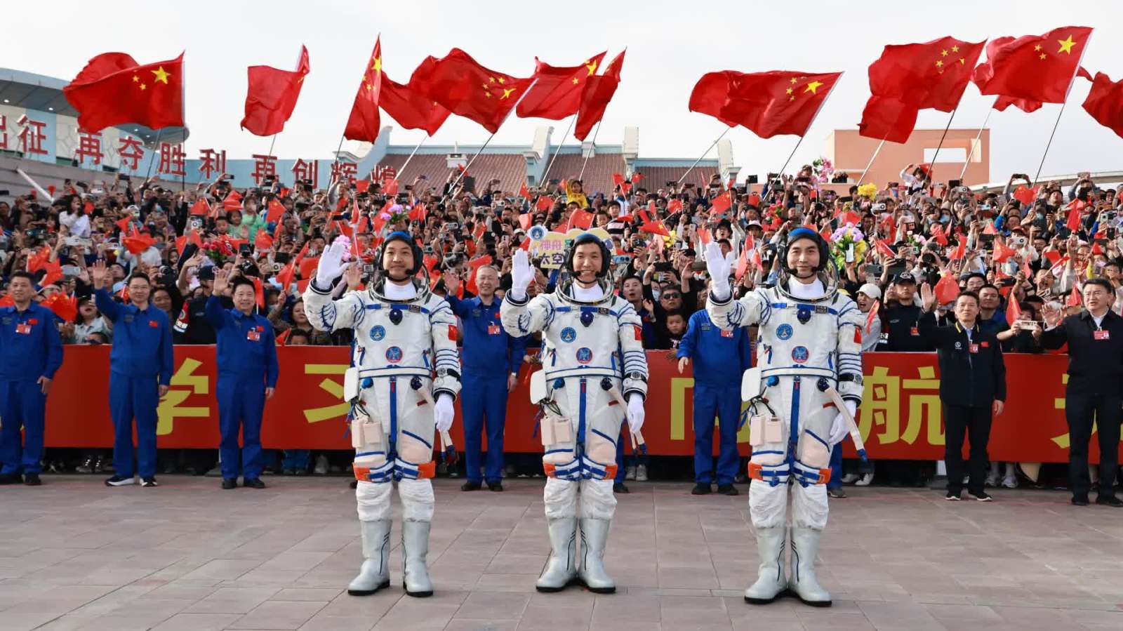 神州十八號乘組3名航天員獲頒功勳獎章