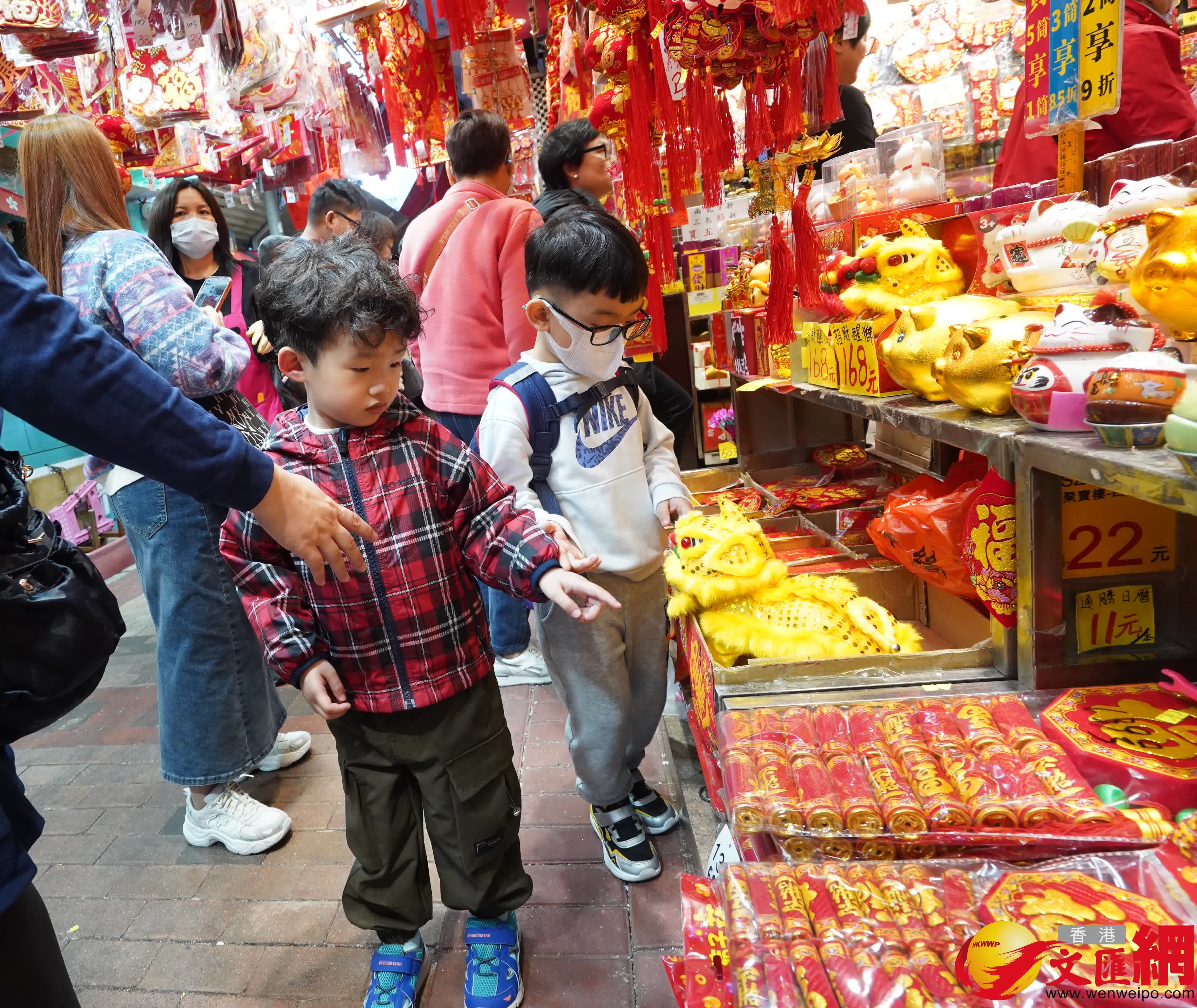 臨近農曆新年,深水埗多間店舖擺滿新年商品,琳琅滿目,吸引不少市民前來選購賀年裝飾。(香港文匯報記者曾興偉 攝) 臨近農曆新年,深水埗多間店舖擺滿新年商品,琳琅滿目,吸引不少市民前來選購賀年裝飾。(香港文匯報記者曾興偉 攝)