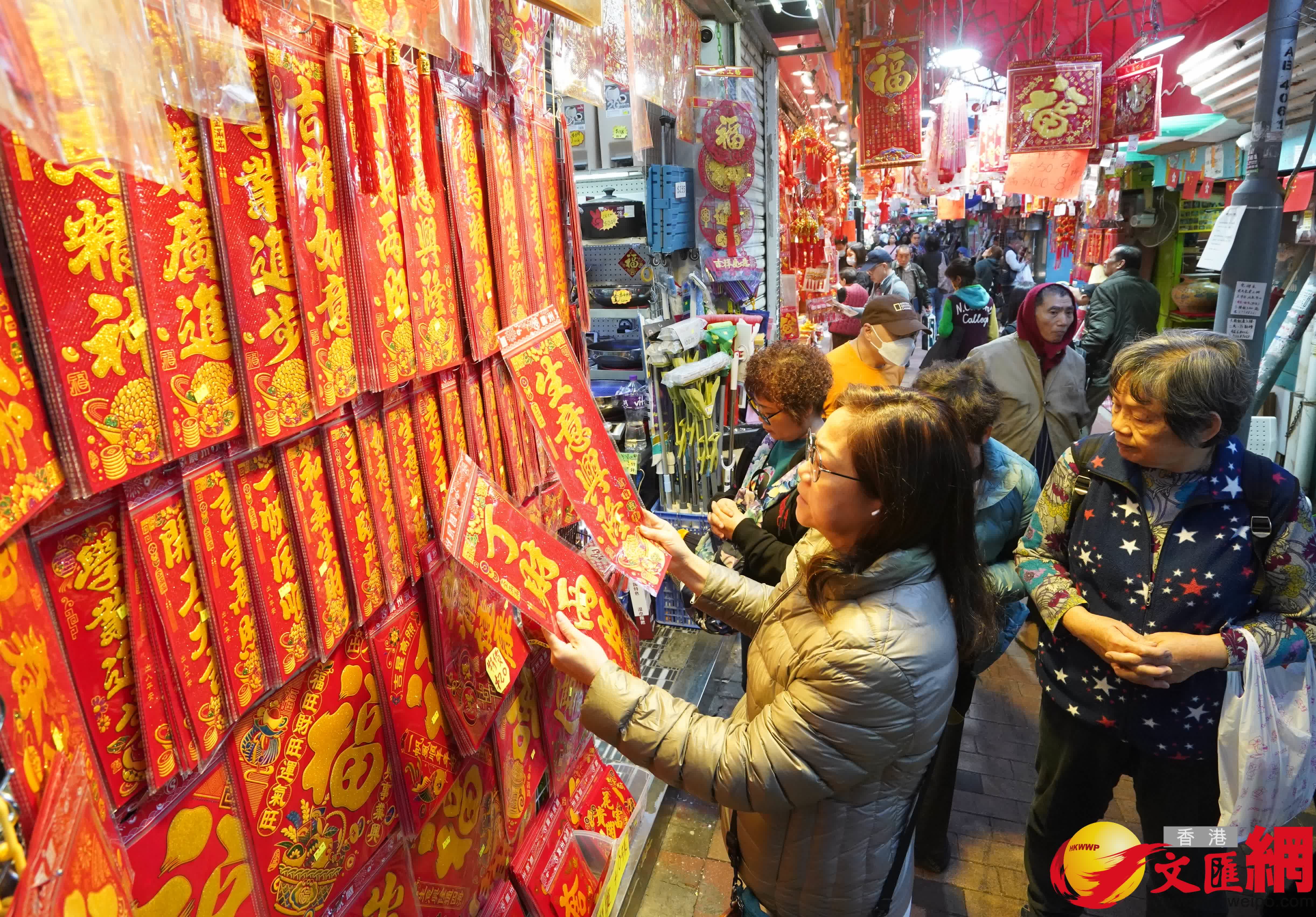 臨近農曆新年,深水埗多間店舖擺滿新年商品,琳琅滿目,吸引不少市民前來選購賀年裝飾。(香港文匯報記者曾興偉 攝) 臨近農曆新年,深水埗多間店舖擺滿新年商品,琳琅滿目,吸引不少市民前來選購賀年裝飾。(香港文匯報記者曾興偉 攝)
