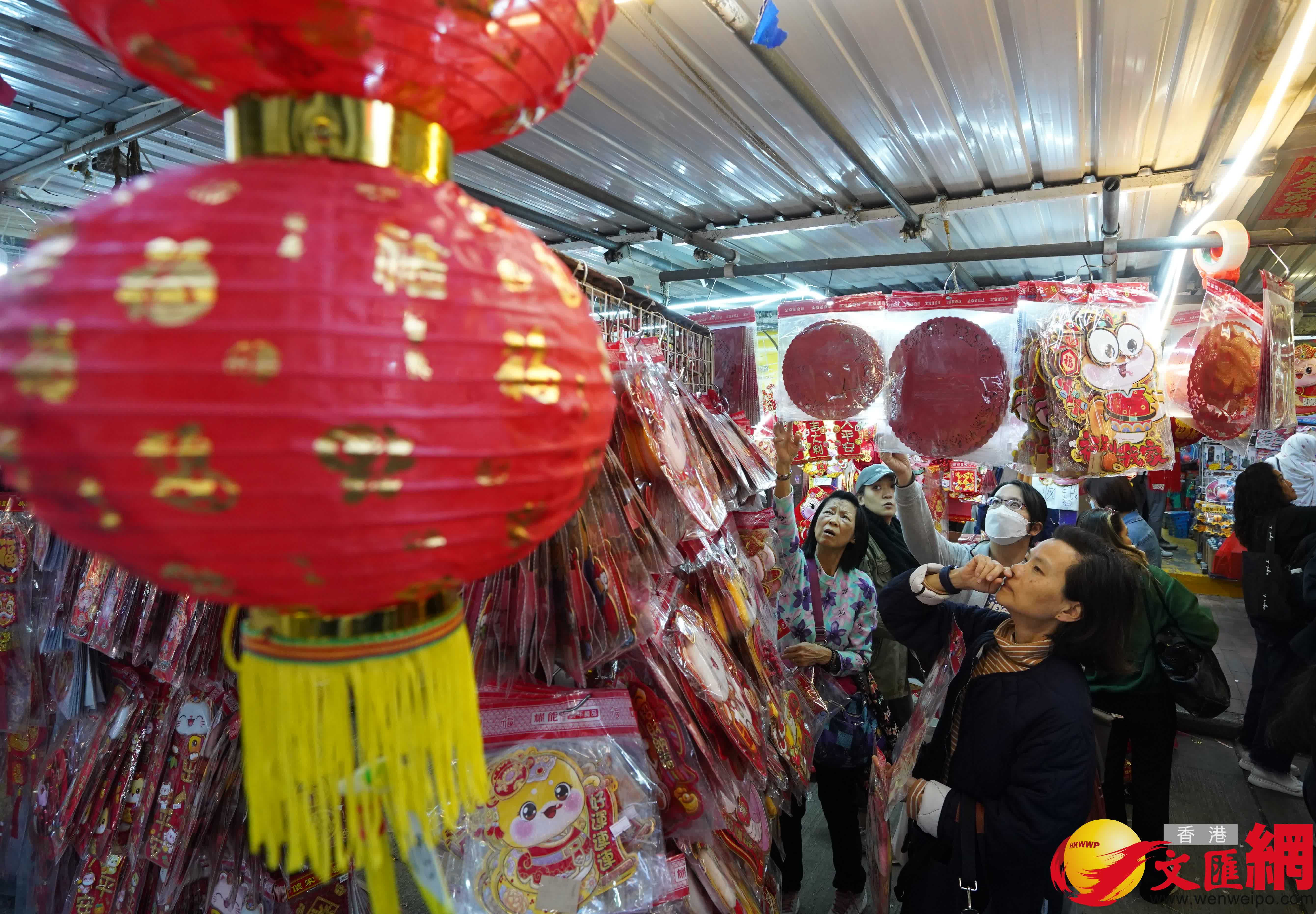 臨近農曆新年,深水埗多間店舖擺滿新年商品,琳琅滿目,吸引不少市民前來選購賀年裝飾。(香港文匯報記者曾興偉 攝) 臨近農曆新年,深水埗多間店舖擺滿新年商品,琳琅滿目,吸引不少市民前來選購賀年裝飾。(香港文匯報記者曾興偉 攝)