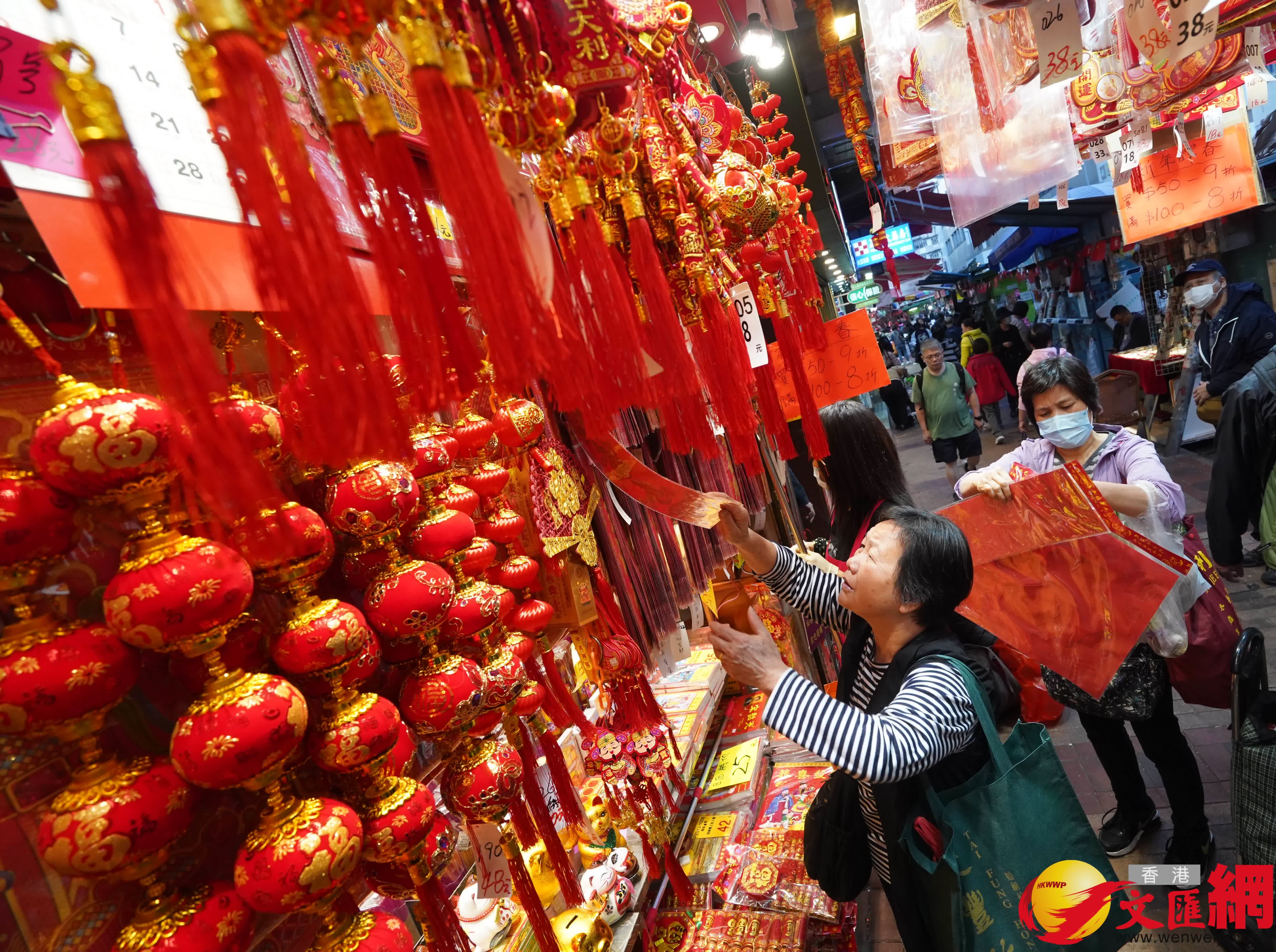臨近農曆新年,深水埗多間店舖擺滿新年商品,琳琅滿目,吸引不少市民前來選購賀年裝飾。(香港文匯報記者曾興偉 攝) 臨近農曆新年,深水埗多間店舖擺滿新年商品,琳琅滿目,吸引不少市民前來選購賀年裝飾。(香港文匯報記者曾興偉 攝)