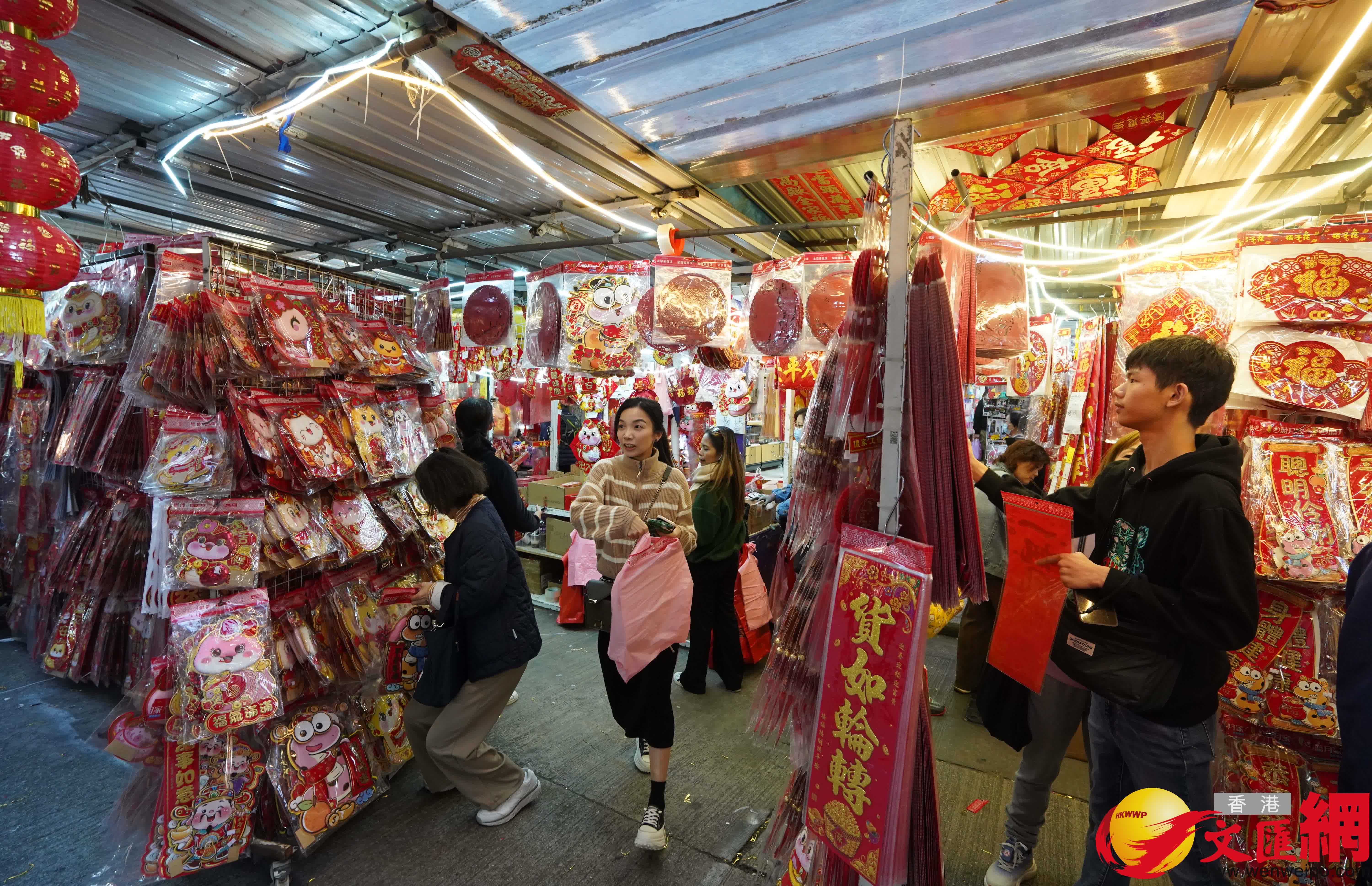 臨近農曆新年,深水埗多間店舖擺滿新年商品,琳琅滿目,吸引不少市民前來選購賀年裝飾。(香港文匯報記者曾興偉 攝) 臨近農曆新年,深水埗多間店舖擺滿新年商品,琳琅滿目,吸引不少市民前來選購賀年裝飾。(香港文匯報記者曾興偉 攝)