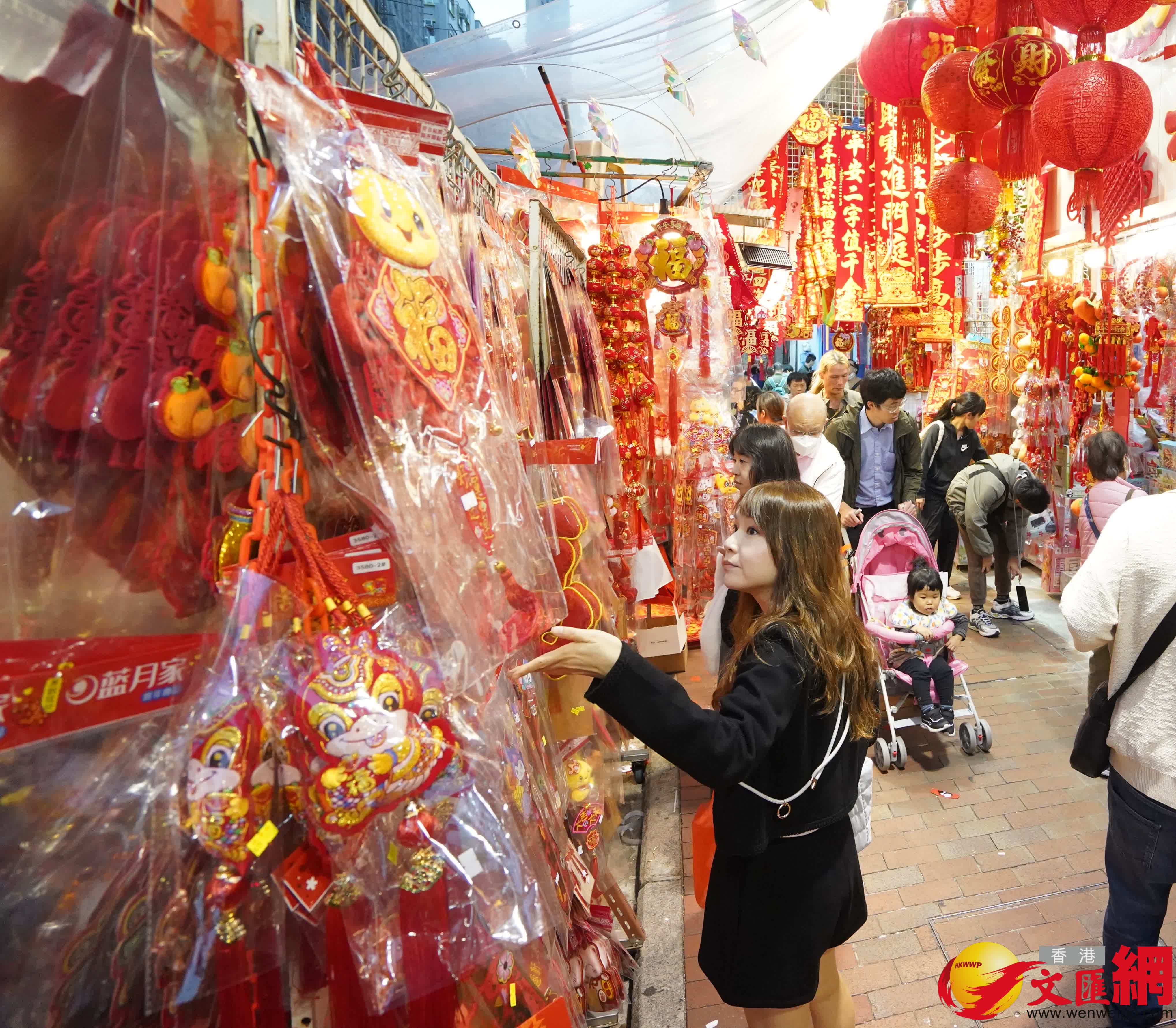 臨近農曆新年,深水埗多間店舖擺滿新年商品,琳琅滿目,吸引不少市民前來選購賀年裝飾。(香港文匯報記者曾興偉 攝) 臨近農曆新年,深水埗多間店舖擺滿新年商品,琳琅滿目,吸引不少市民前來選購賀年裝飾。(香港文匯報記者曾興偉 攝)
