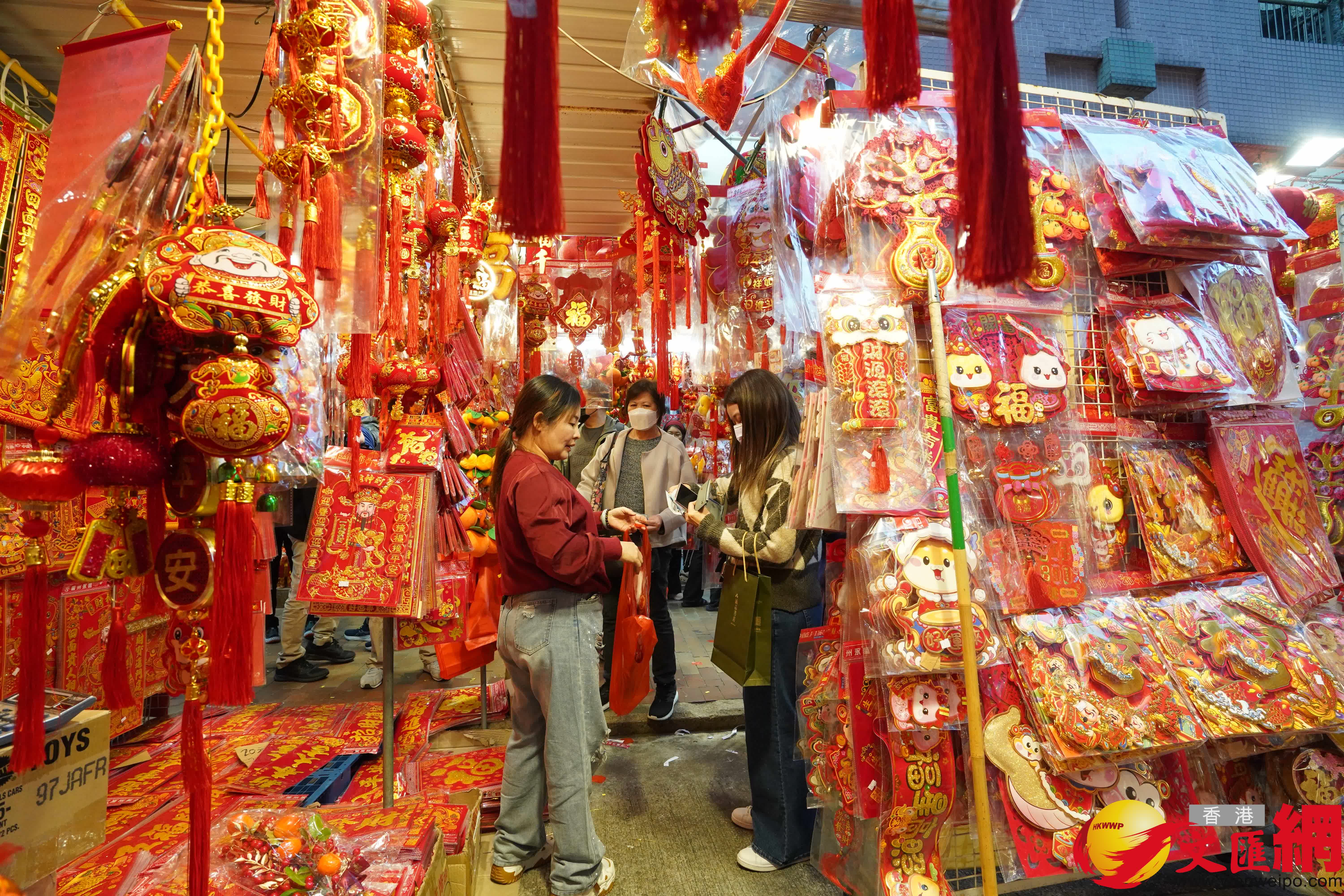 臨近農曆新年,深水埗多間店舖擺滿新年商品,琳琅滿目,吸引不少市民前來選購賀年裝飾。(香港文匯報記者曾興偉 攝) 臨近農曆新年,深水埗多間店舖擺滿新年商品,琳琅滿目,吸引不少市民前來選購賀年裝飾。(香港文匯報記者曾興偉 攝)