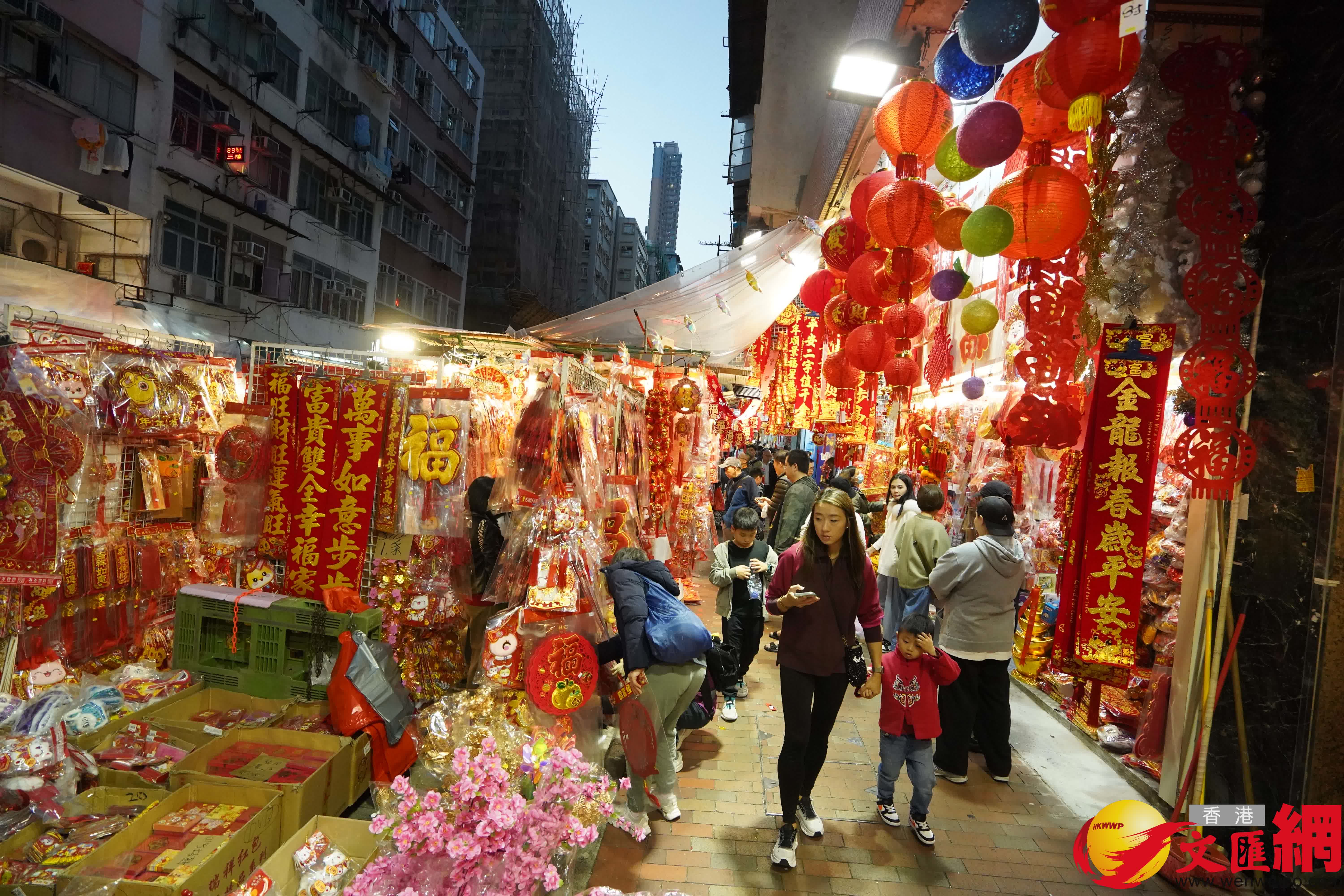臨近農曆新年,深水埗多間店舖擺滿新年商品,琳琅滿目,吸引不少市民前來選購賀年裝飾。(香港文匯報記者曾興偉 攝) 臨近農曆新年,深水埗多間店舖擺滿新年商品,琳琅滿目,吸引不少市民前來選購賀年裝飾。(香港文匯報記者曾興偉 攝)