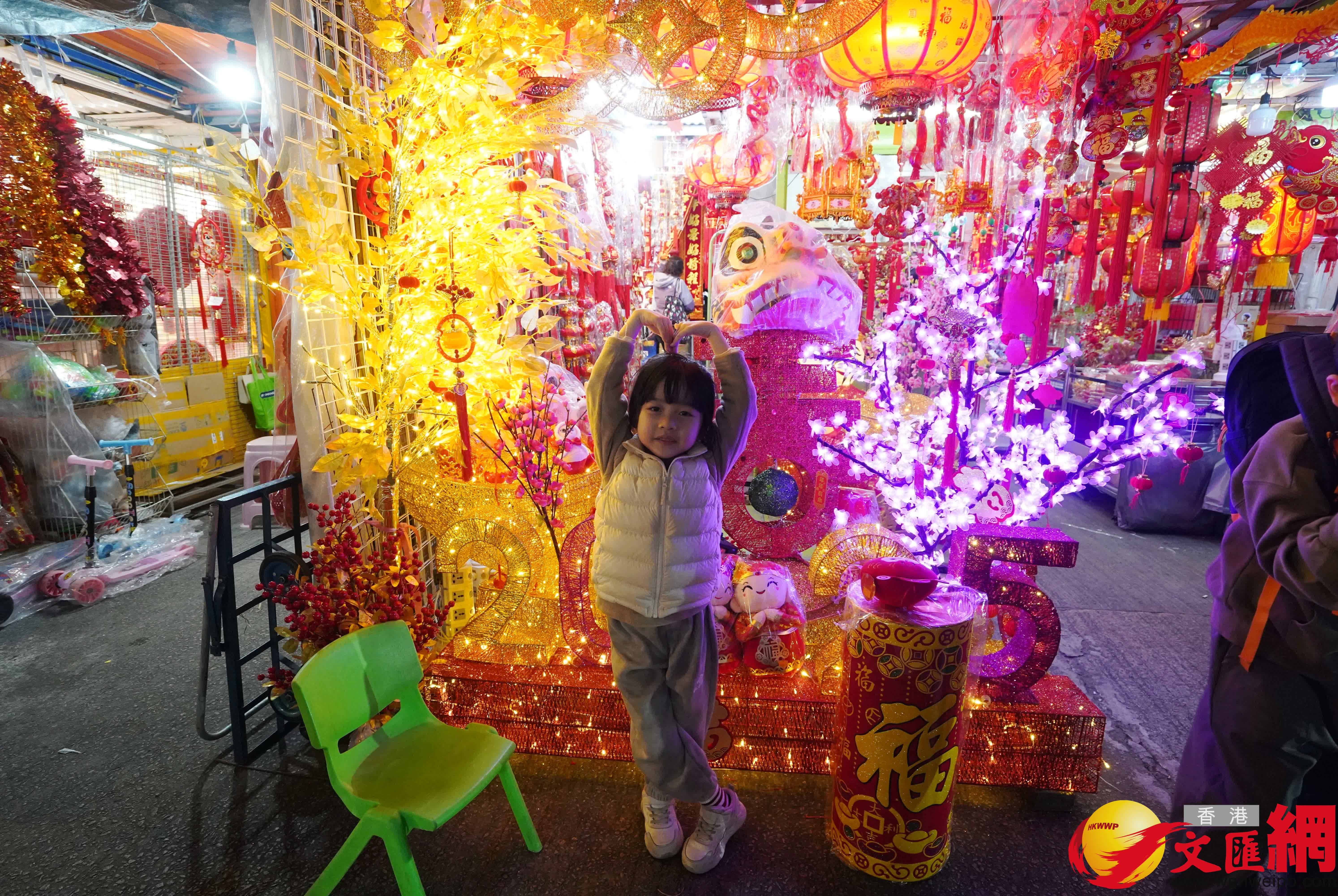 臨近農曆新年,深水埗多間店舖擺滿新年商品,琳琅滿目,吸引不少市民前來選購賀年裝飾。(香港文匯報記者曾興偉 攝) 臨近農曆新年,深水埗多間店舖擺滿新年商品,琳琅滿目,吸引不少市民前來選購賀年裝飾。(香港文匯報記者曾興偉 攝)