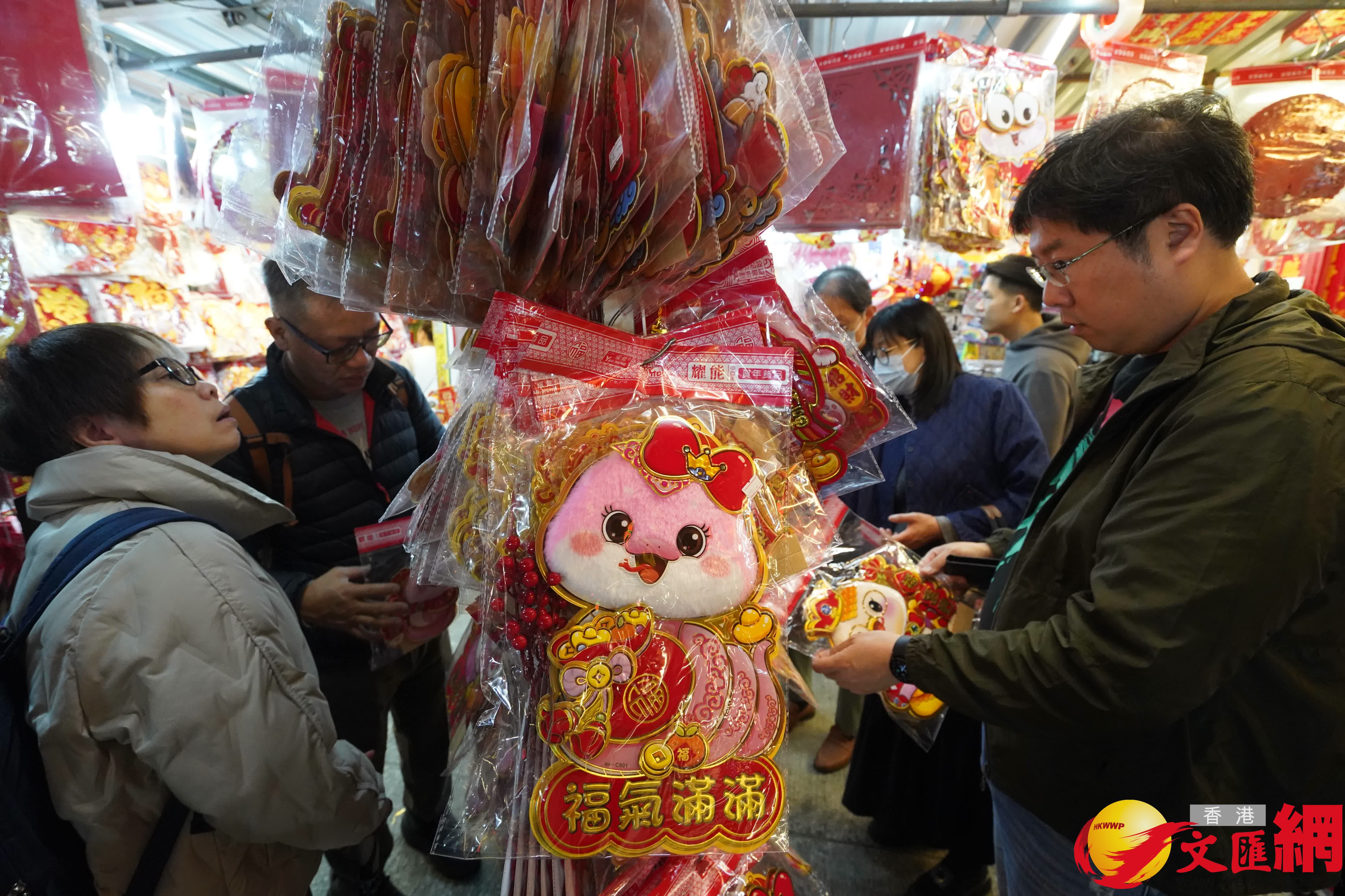 臨近農曆新年,深水埗多間店舖擺滿新年商品,琳琅滿目,吸引不少市民前來選購賀年裝飾。(香港文匯報記者曾興偉 攝) 臨近農曆新年,深水埗多間店舖擺滿新年商品,琳琅滿目,吸引不少市民前來選購賀年裝飾。(香港文匯報記者曾興偉 攝)