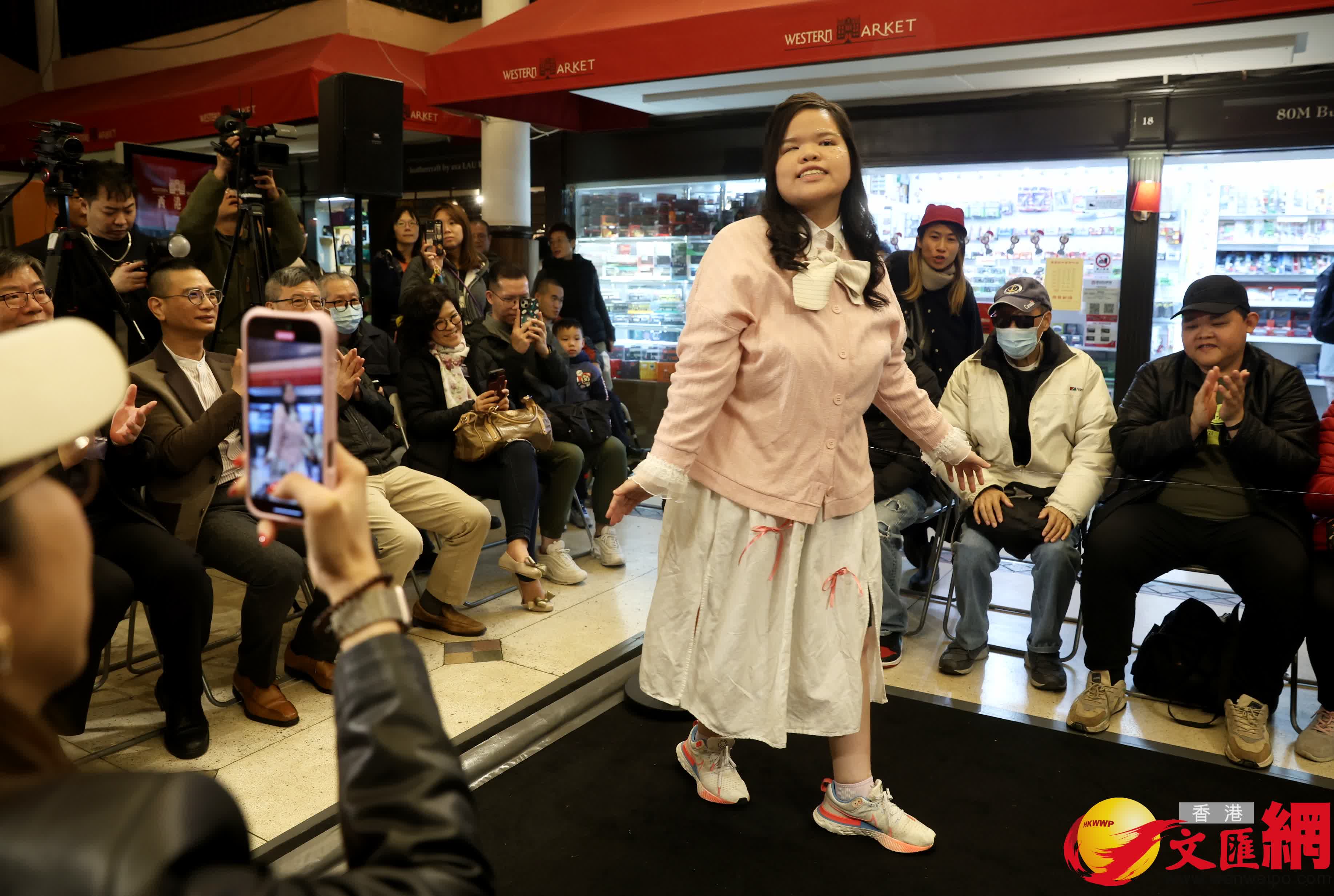 「黑暗中的閃耀」成果展覽暨時裝秀。（香港文匯報記者郭木又攝）