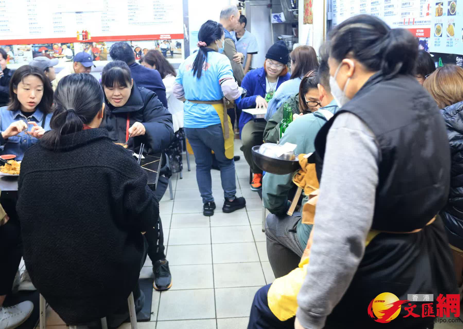 寒冷天氣警告及強烈季候風信號現正生效。煲仔飯為寒冬下市民最愛美食之一。 (香港文匯報記者北山彥 攝) 寒冷天氣警告及強烈季候風信號現正生效。煲仔飯為寒冬下市民最愛美食之一。 (香港文匯報記者北山彥 攝)