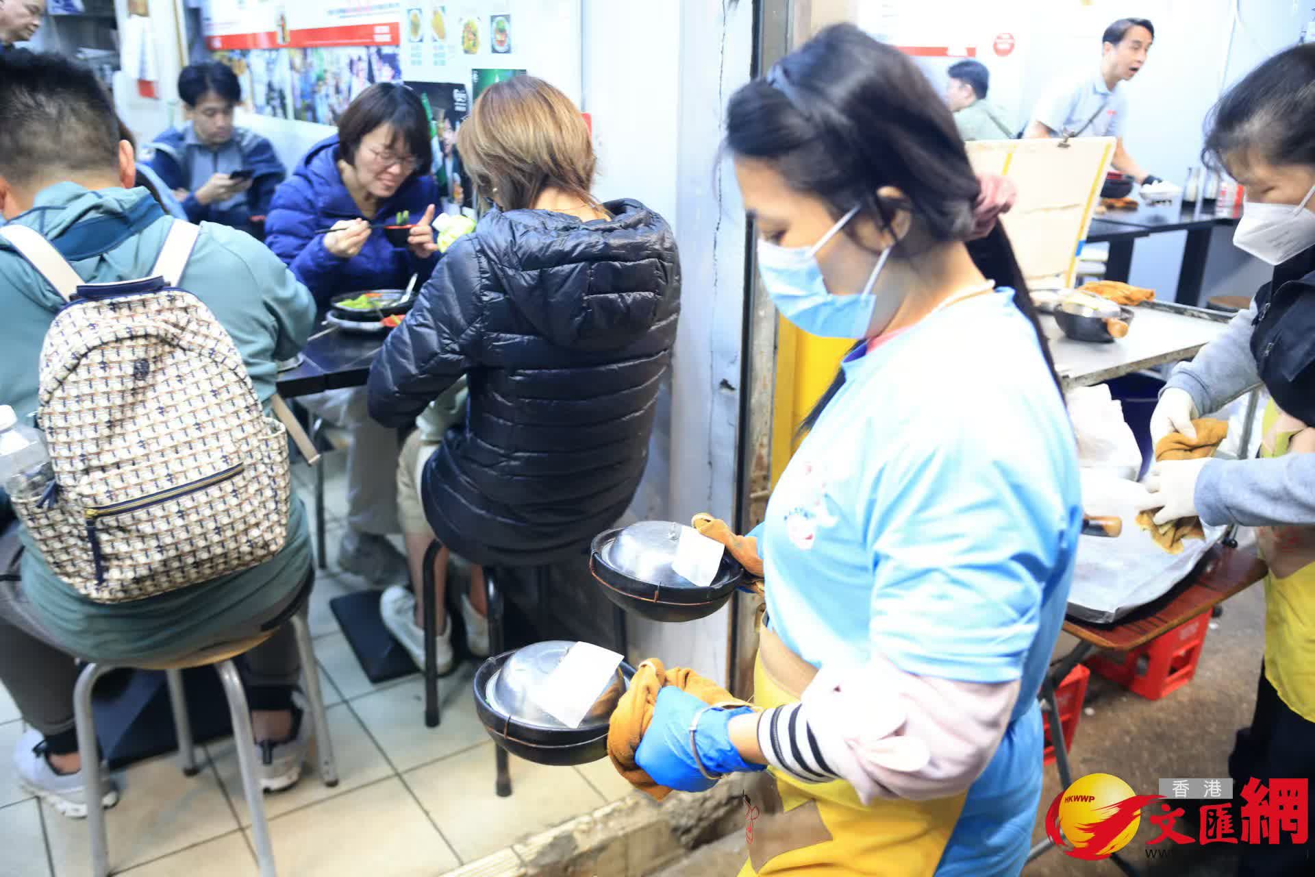 寒冷天氣警告及強烈季候風信號現正生效。 煲仔飯為寒冬下市民最愛美食之一。(香港文匯報記者北山彥 攝) 寒冷天氣警告及強烈季候風信號現正生效。 煲仔飯為寒冬下市民最愛美食之一。(香港文匯報記者北山彥 攝)