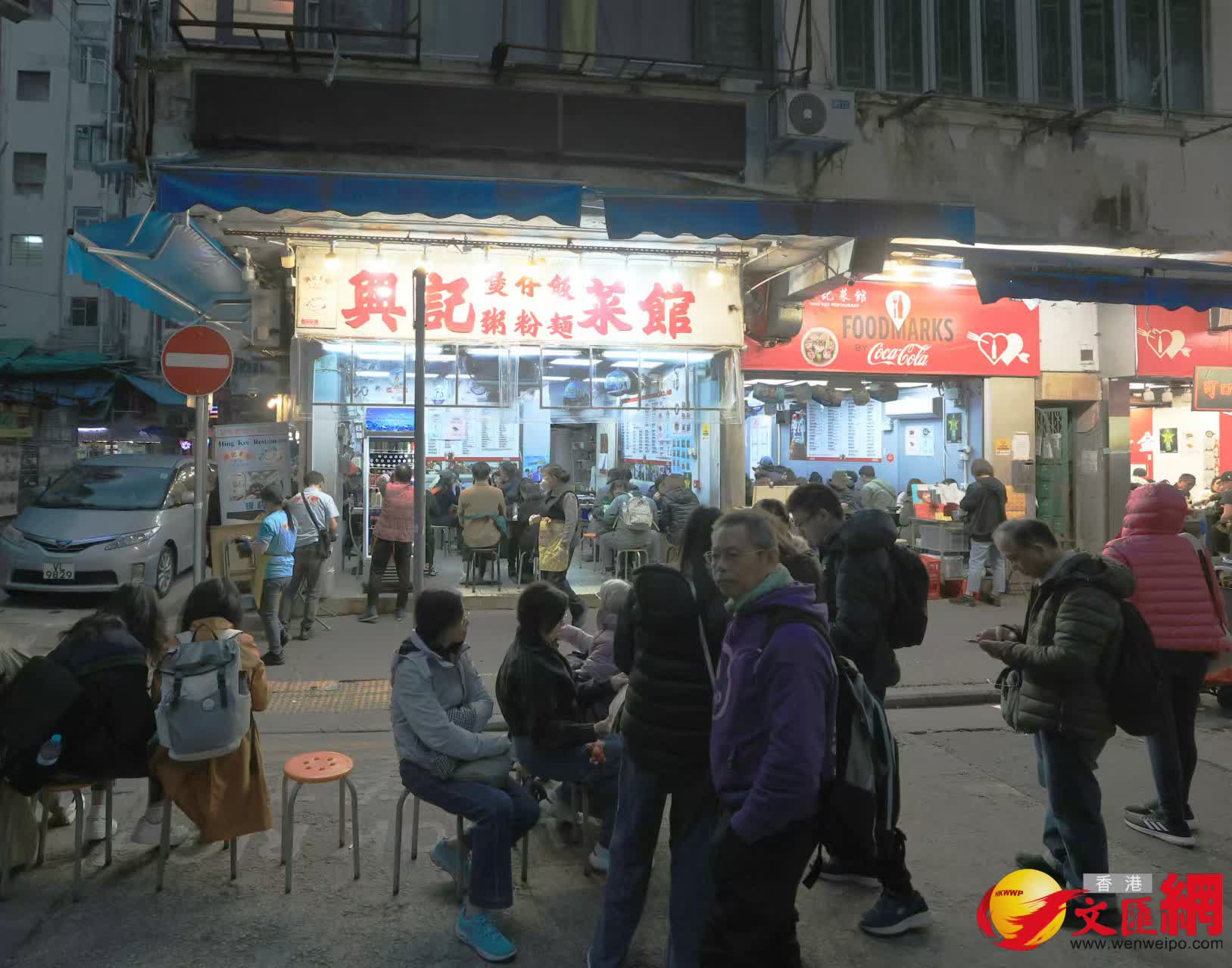 寒冷天氣警告及強烈季候風信號現正生效。煲仔飯為寒冬下市民最愛美食之一。 (香港文匯報記者北山彥 攝) 寒冷天氣警告及強烈季候風信號現正生效。煲仔飯為寒冬下市民最愛美食之一。 (香港文匯報記者北山彥 攝)