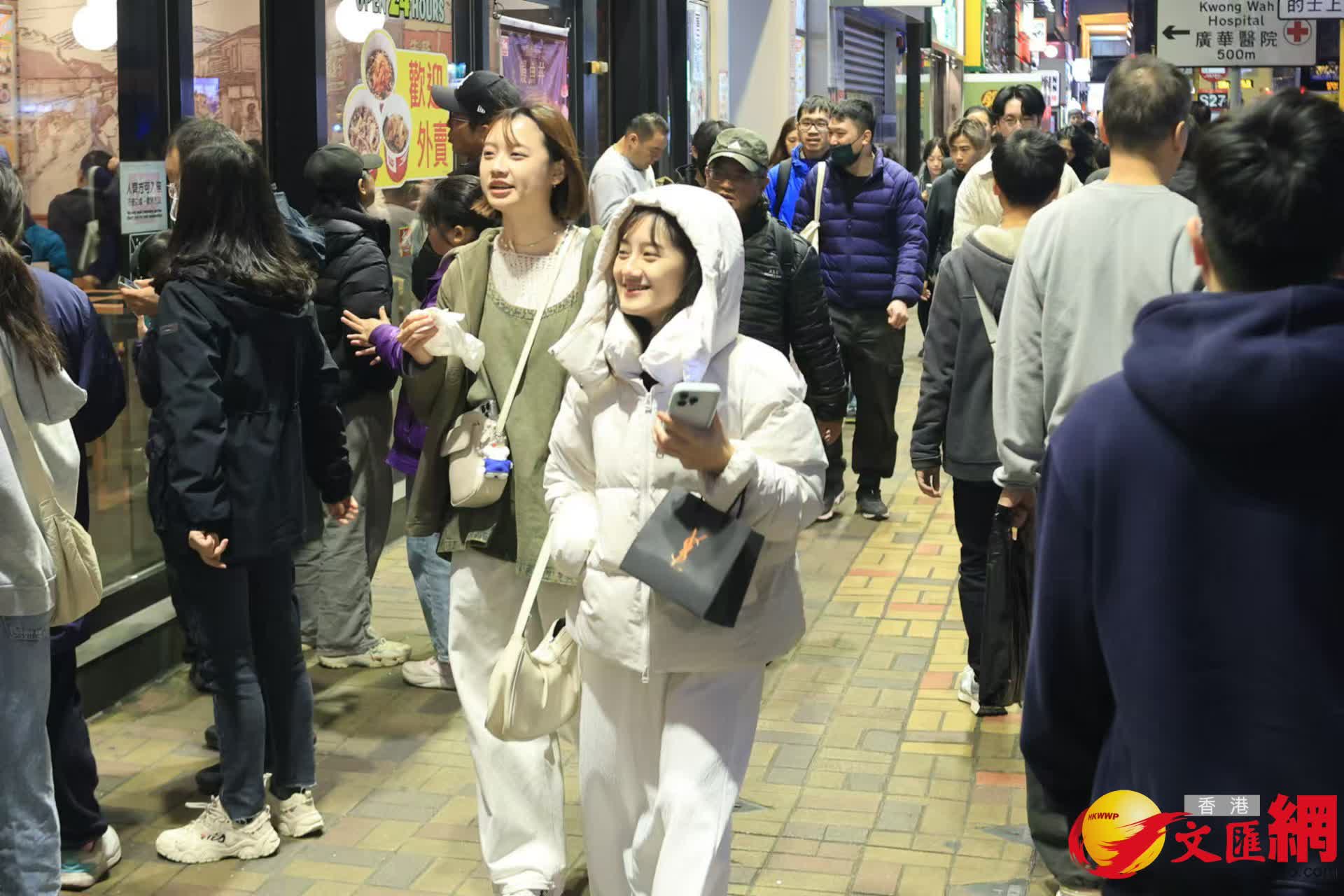 寒冷天氣警告及強烈季候風信號現正生效。 晚上市區氣溫跌至13度,市民也著厚厚的棉衣外出。(香港文匯報記者北山彥 攝) 寒冷天氣警告及強烈季候風信號現正生效。 晚上市區氣溫跌至13度,市民也著厚厚的棉衣外出。(香港文匯報記者北山彥 攝)