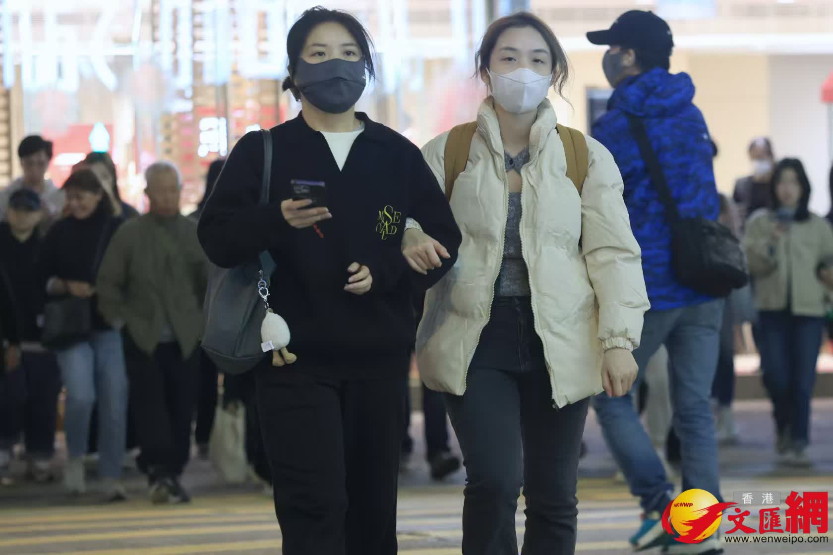 寒冷天氣警告及強烈季候風信號現正生效。晚上市區氣溫跌至13度,市民也著厚厚的棉衣外出。 (香港文匯報記者北山彥 攝) 寒冷天氣警告及強烈季候風信號現正生效。晚上市區氣溫跌至13度,市民也著厚厚的棉衣外出。 (香港文匯報記者北山彥 攝)