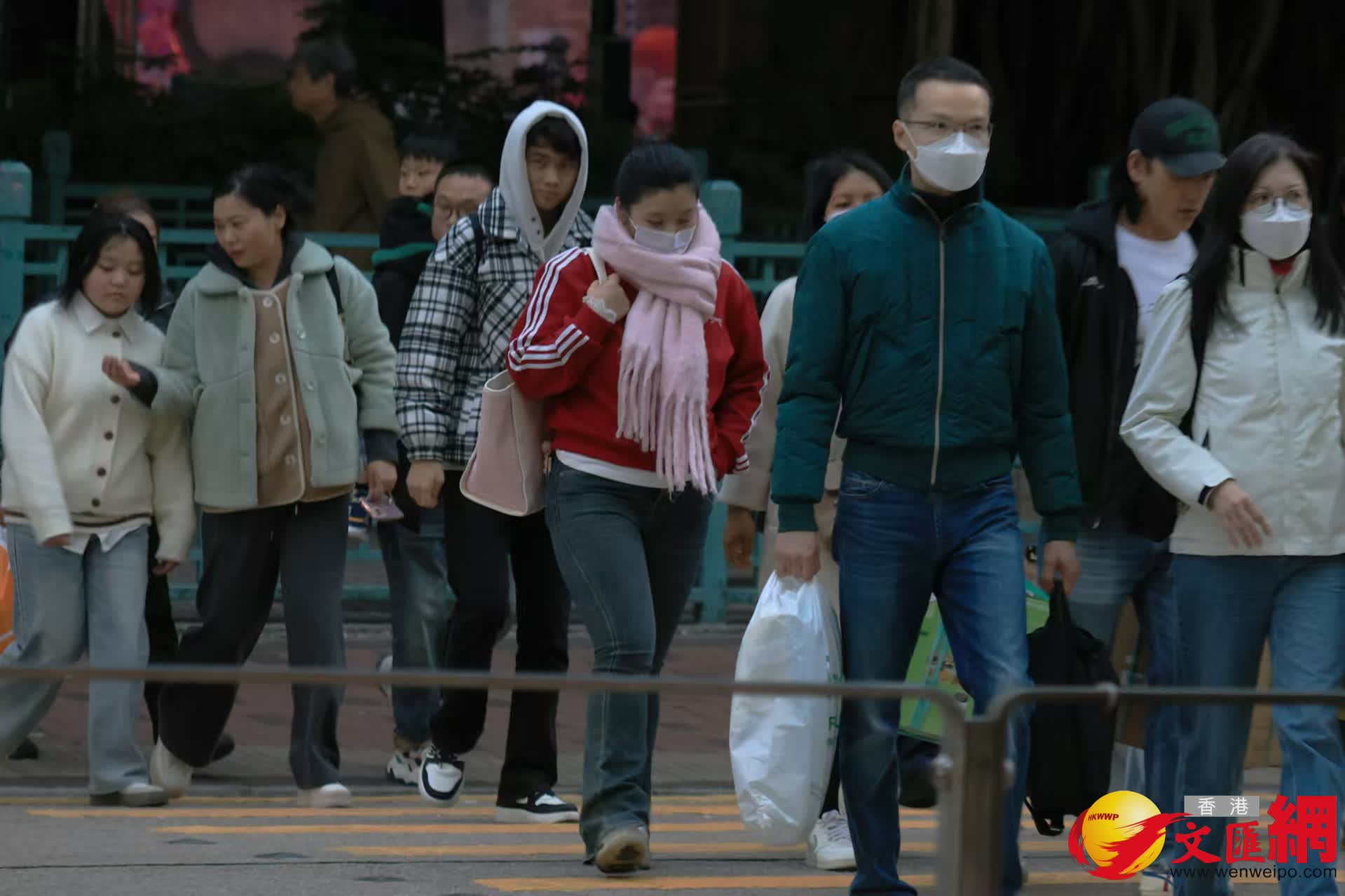 寒冷天氣警告及強烈季候風信號現正生效。晚上市區氣溫跌至13度,市民也著厚厚的棉衣外出。 (香港文匯報記者北山彥 攝) 寒冷天氣警告及強烈季候風信號現正生效。晚上市區氣溫跌至13度,市民也著厚厚的棉衣外出。 (香港文匯報記者北山彥 攝)