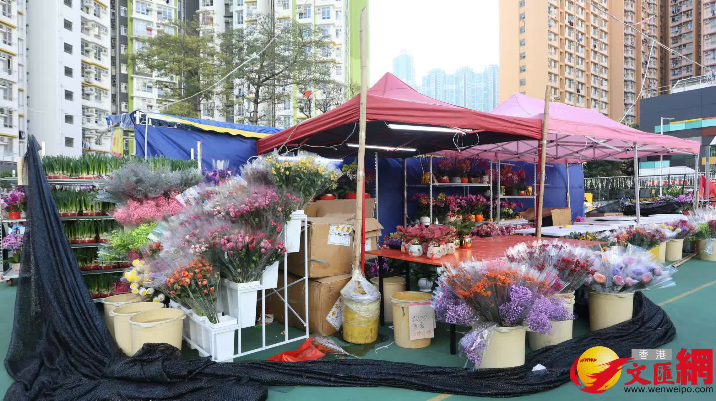 深水埗長沙灣遊樂場年宵市場重開情況。(香港文匯報記者黃艾力 攝) 深水埗長沙灣遊樂場年宵市場重開情況。(香港文匯報記者黃艾力 攝)