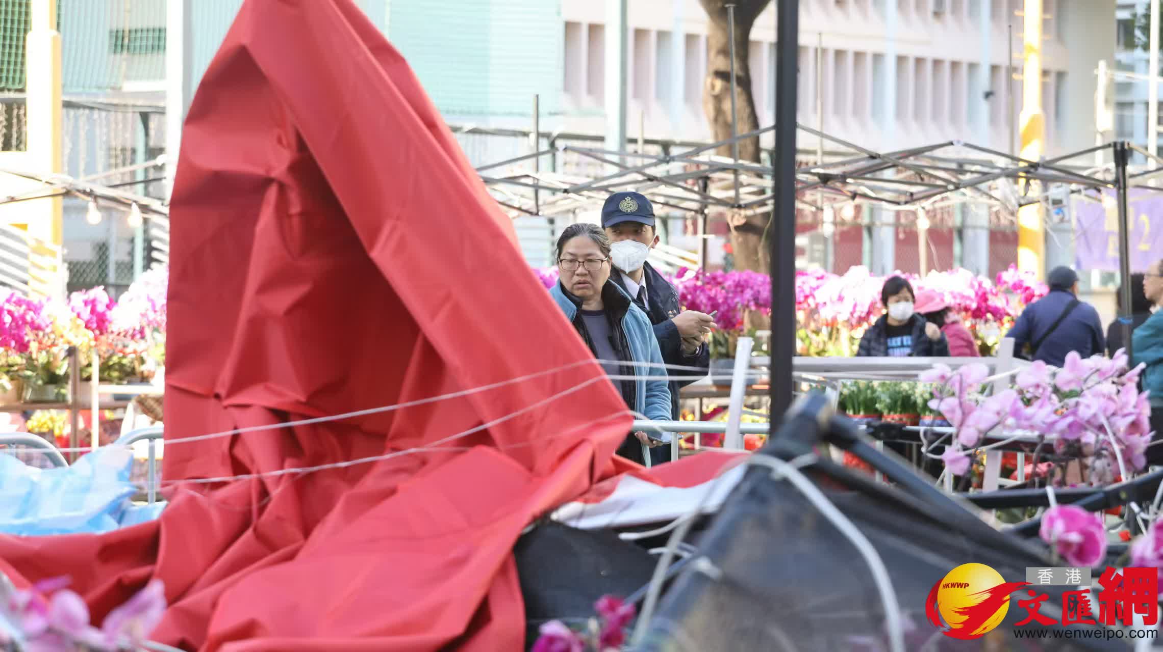 深水埗長沙灣遊樂場年宵市場重開情況。(香港文匯報記者黃艾力 攝) 深水埗長沙灣遊樂場年宵市場重開情況。(香港文匯報記者黃艾力 攝)