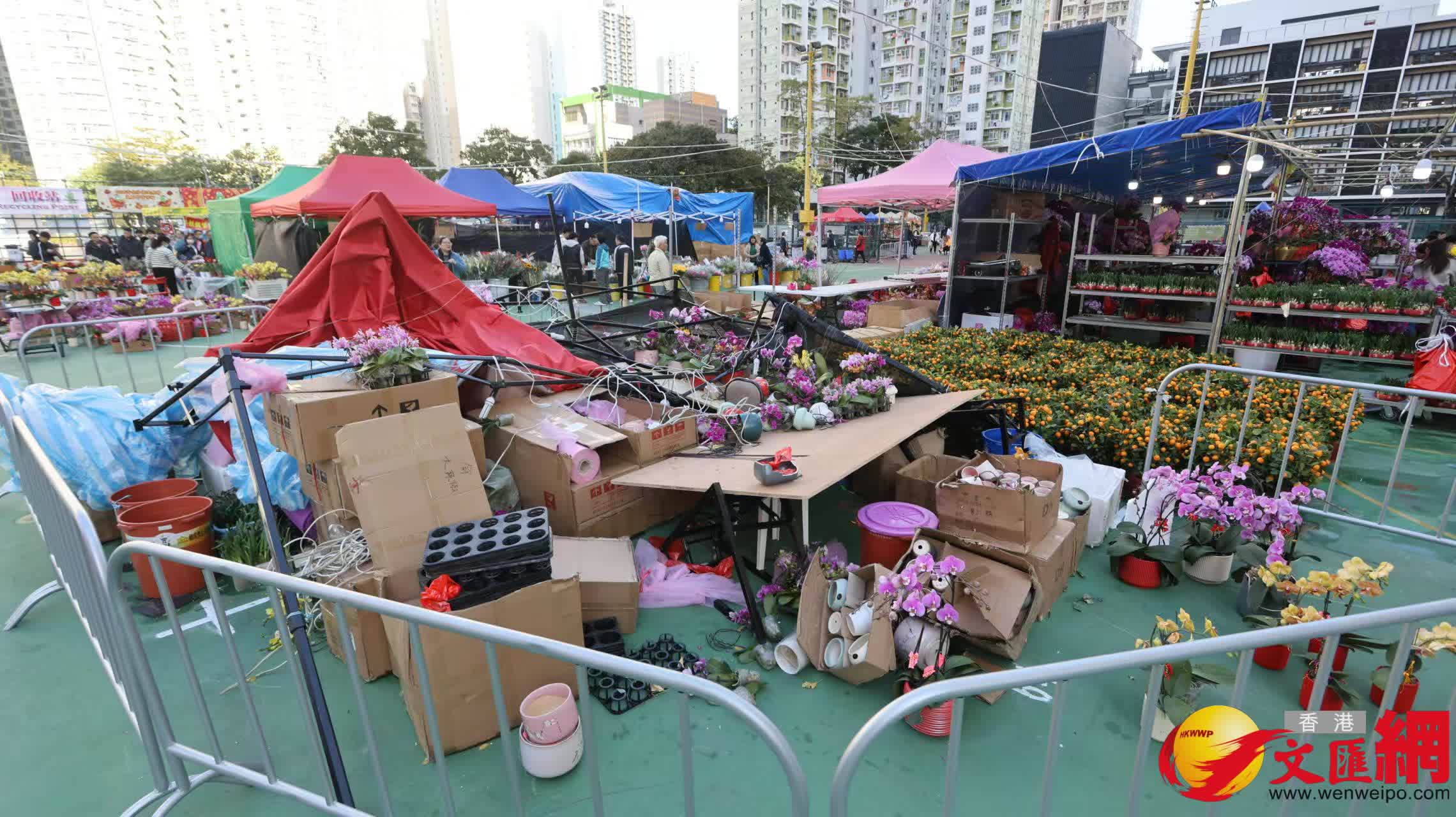 深水埗長沙灣遊樂場年宵市場重開情況。(香港文匯報記者黃艾力 攝) 深水埗長沙灣遊樂場年宵市場重開情況。(香港文匯報記者黃艾力 攝)