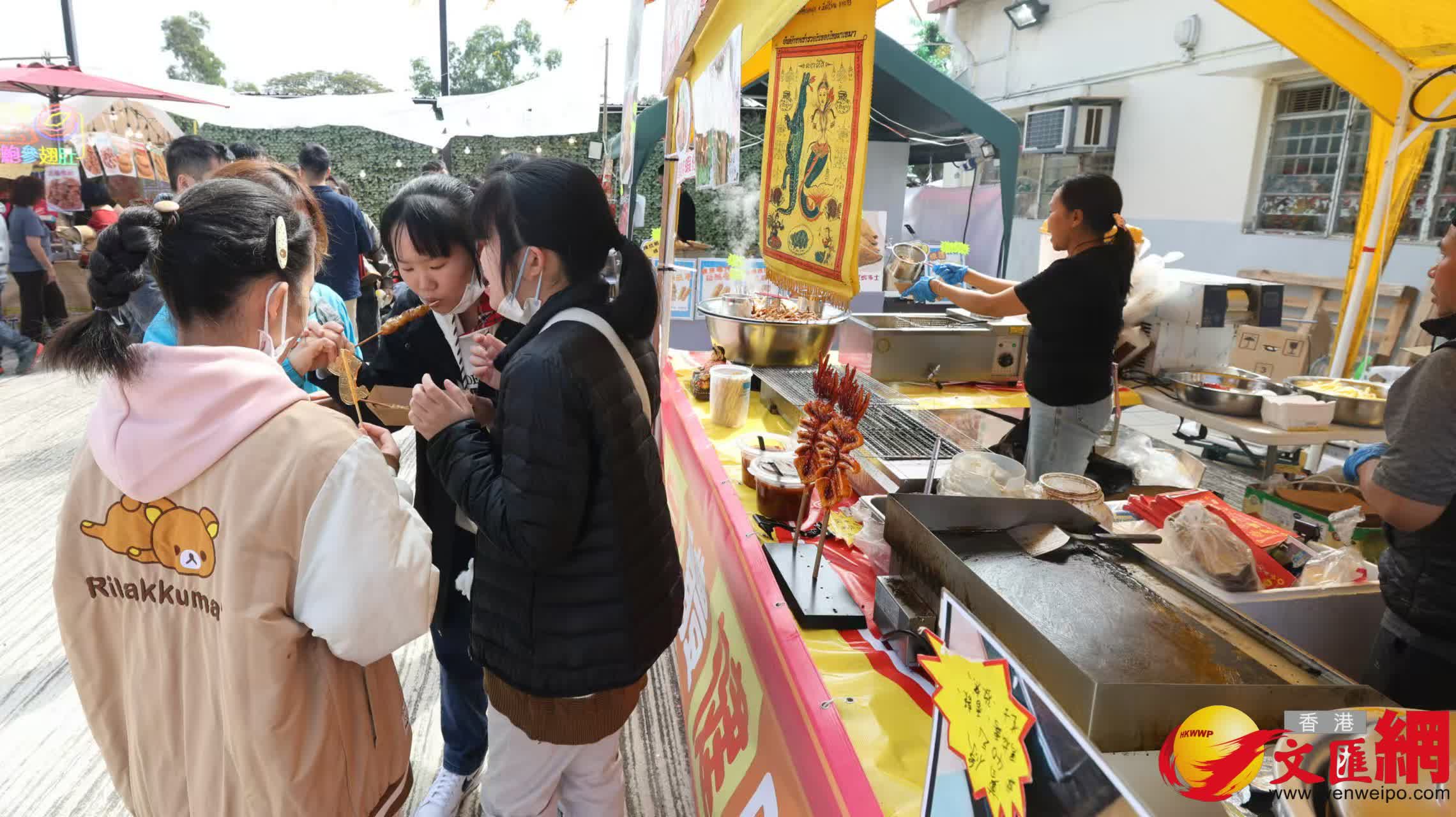 市集內(nèi)設(shè)有多個(gè)美食店舖