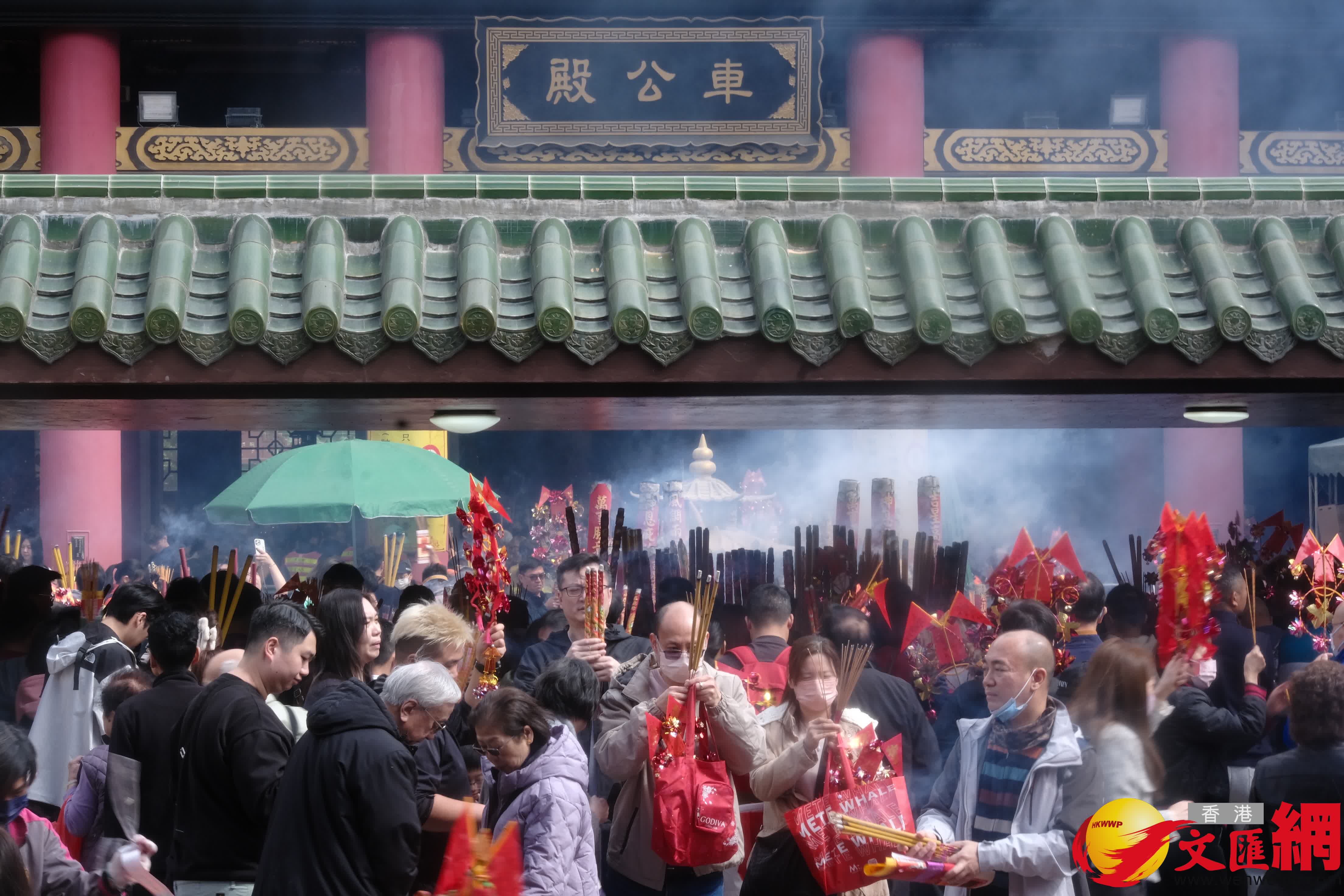 大批市民趁年初三「赤口」，到沙田車公廟參拜祈福。（香港文匯報記者塗穴 攝）