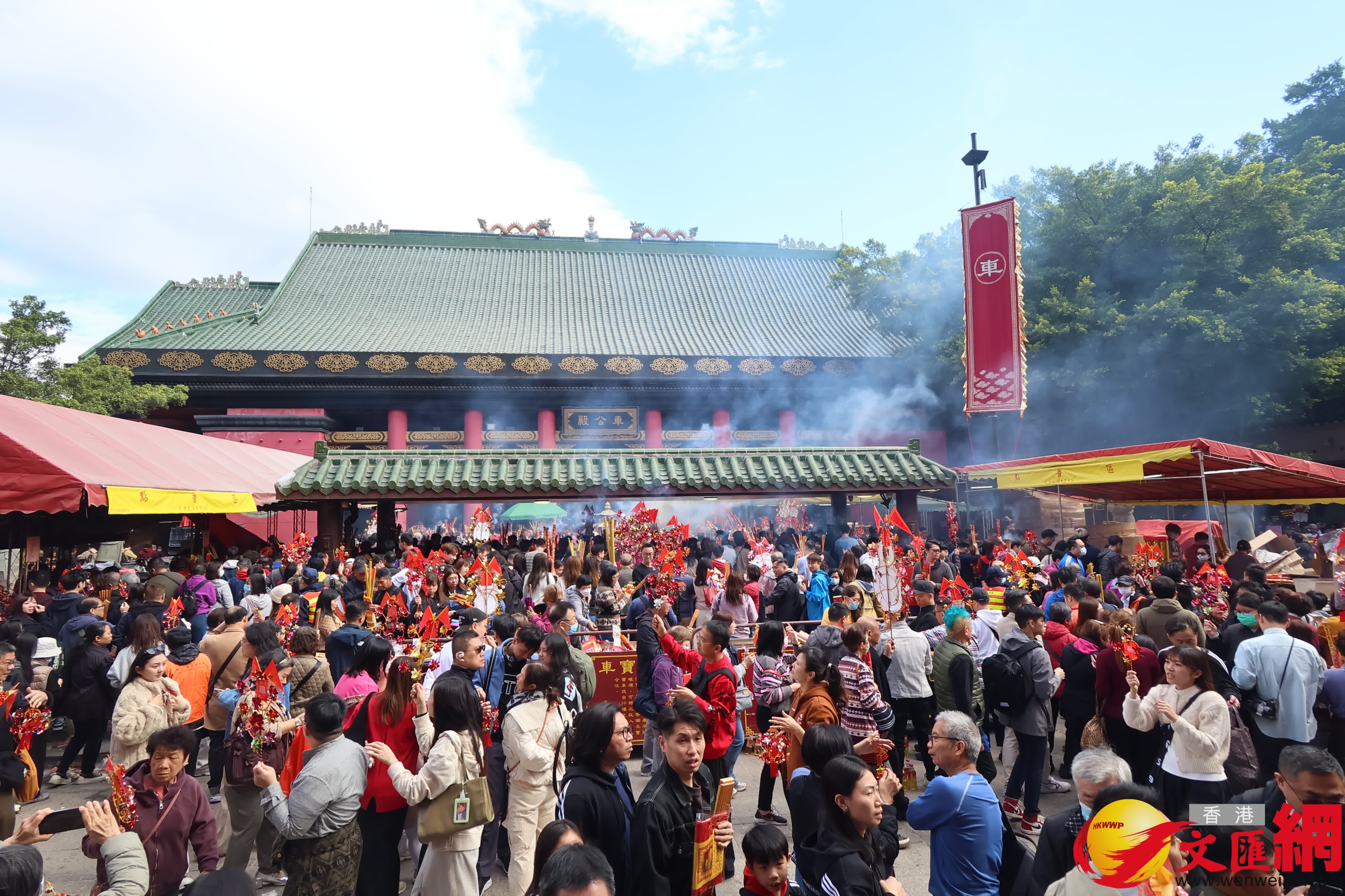 大批市民趁年初三「赤口」，到沙田車公廟參拜祈福。（香港文匯報記者塗穴 攝）