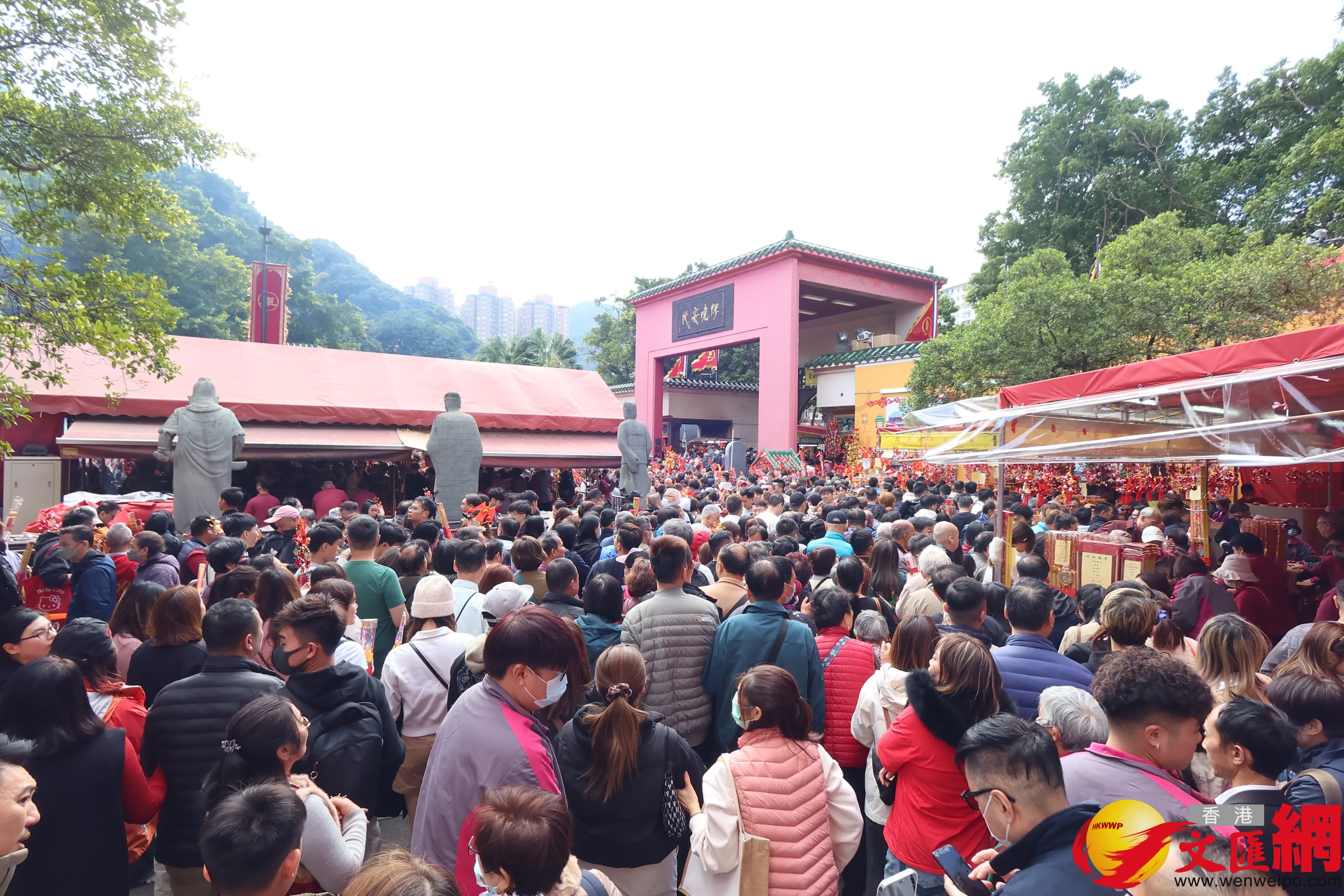 大批市民趁年初三「赤口」，到沙田車公廟參拜祈福。（香港文匯報記者塗穴 攝）