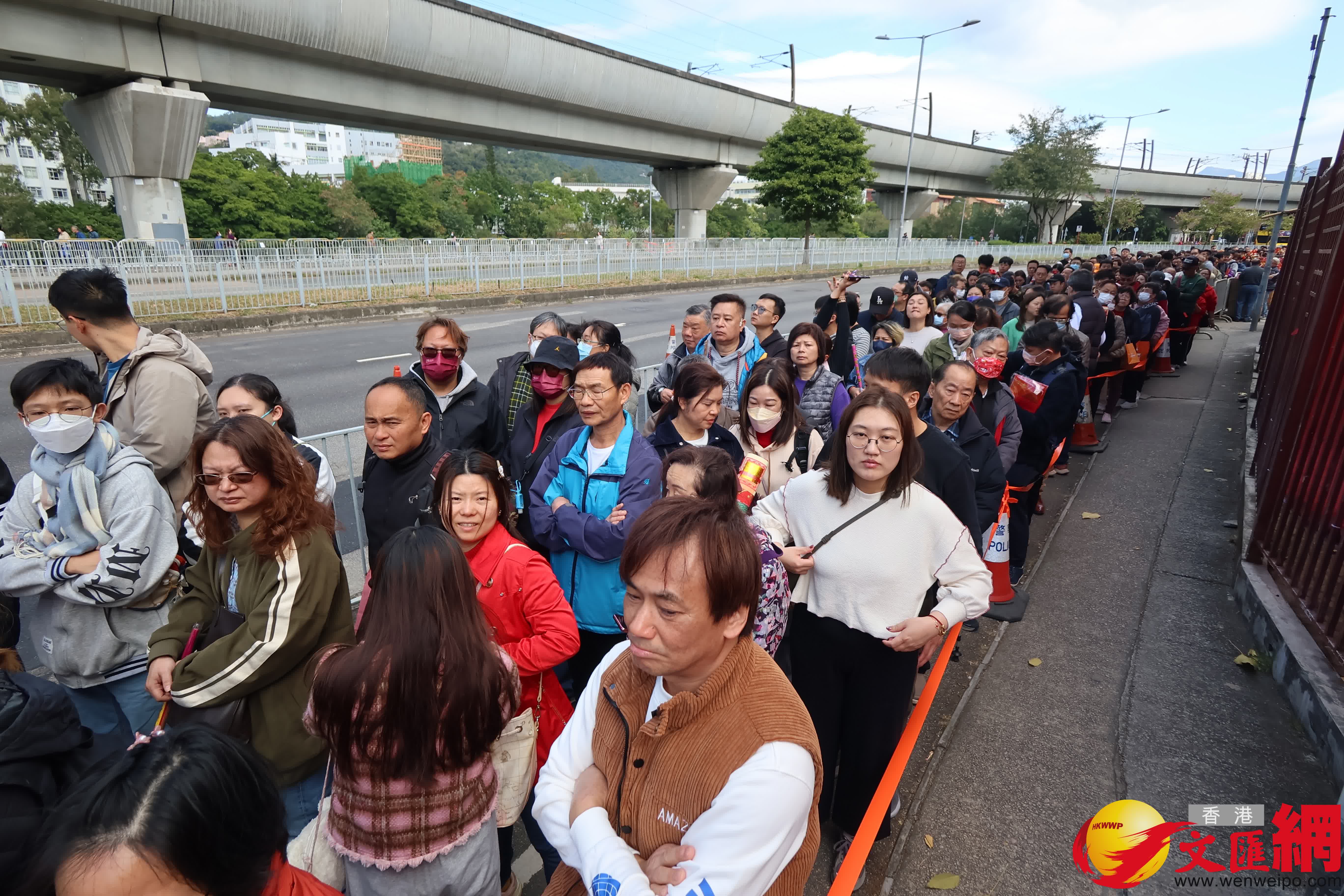 大批市民趁年初三「赤口」，到沙田車公廟參拜祈福。（香港文匯報記者塗穴 攝）