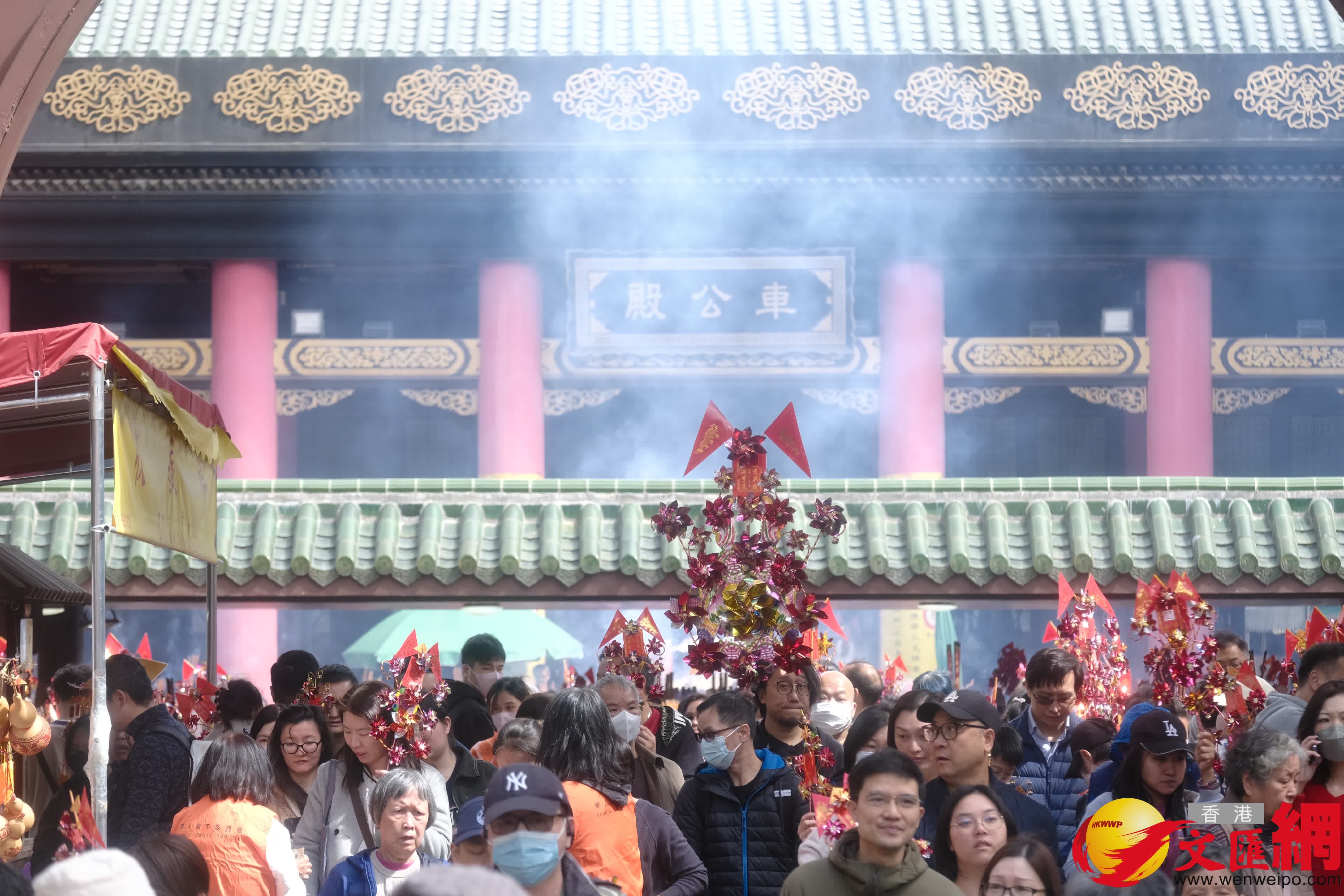 大批市民趁年初三「赤口」，到沙田車公廟參拜祈福。（香港文匯報記者塗穴 攝）