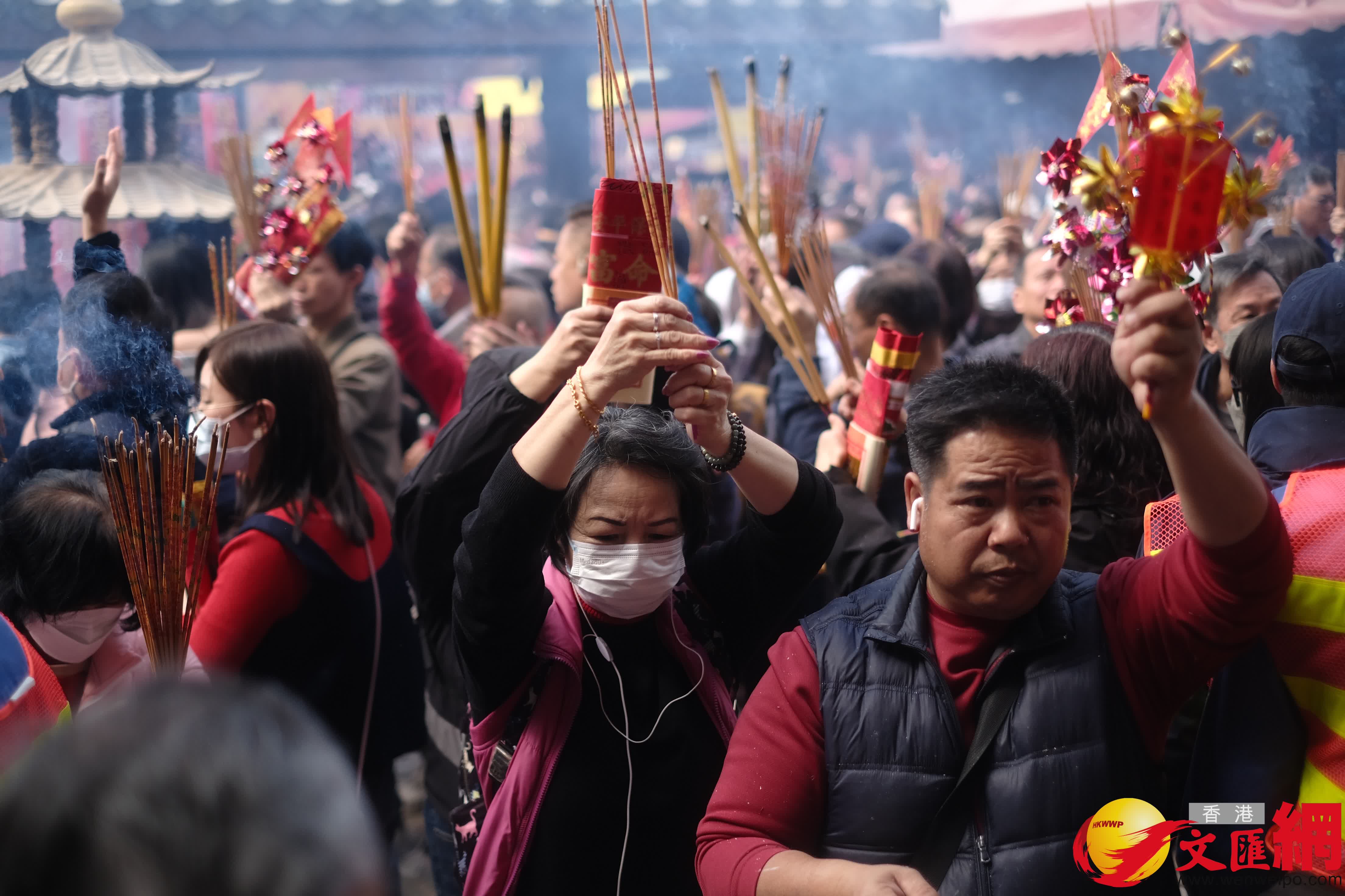 大批市民趁年初三「赤口」，到沙田車公廟參拜祈福。（香港文匯報記者塗穴 攝）