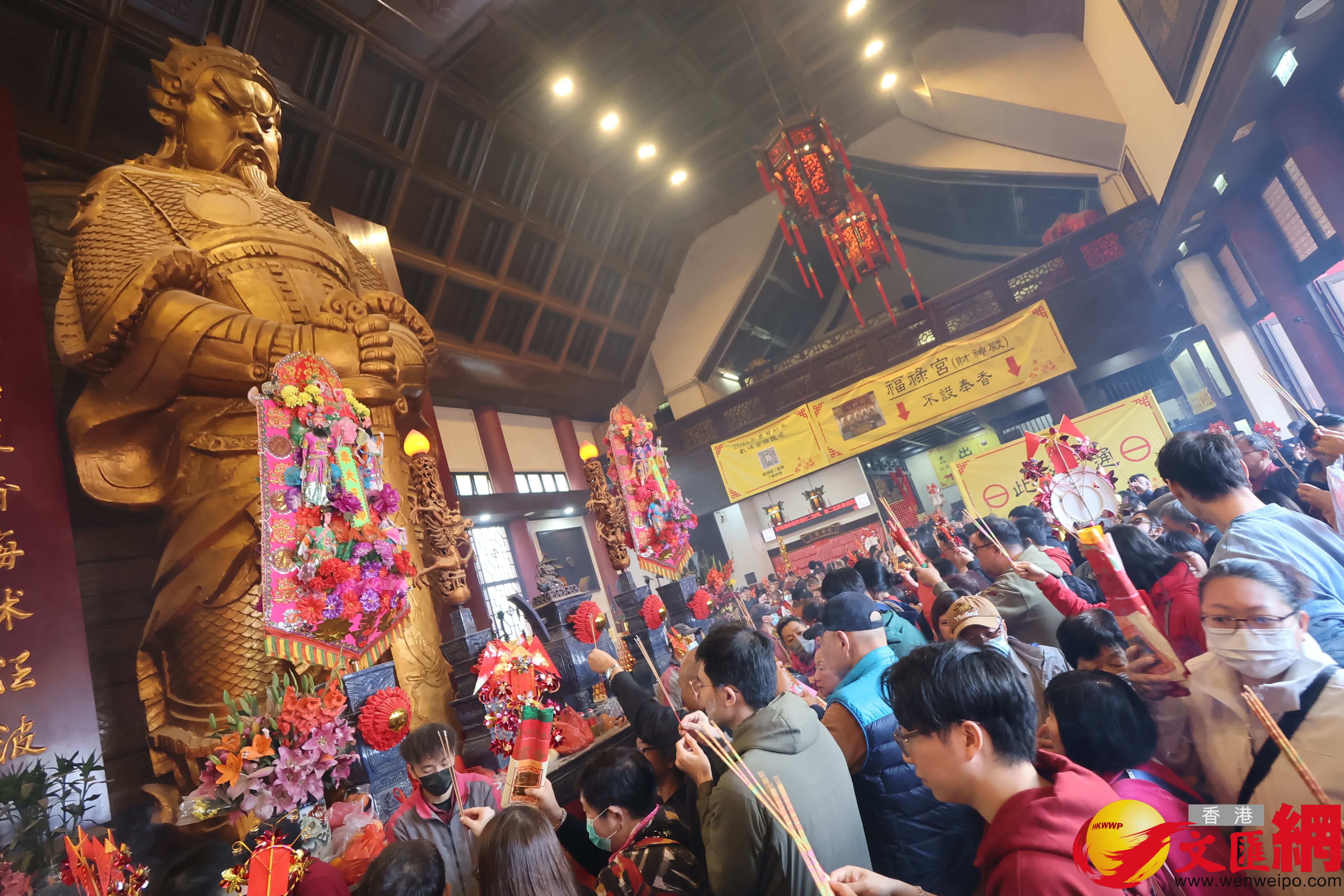 大批市民趁年初三「赤口」，到沙田車公廟參拜祈福。（香港文匯報記者塗穴 攝）