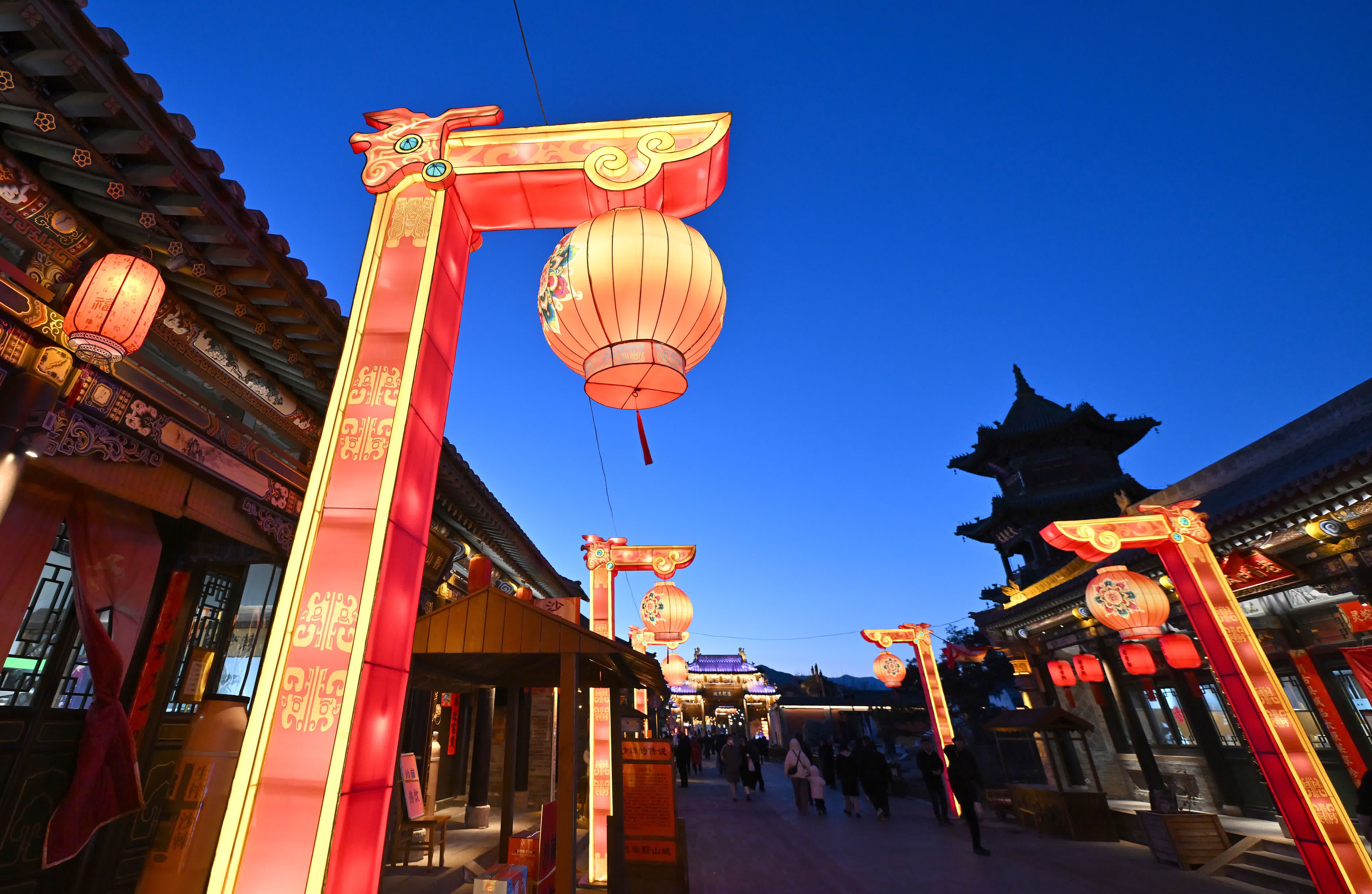 2月5日，遊人在太原市晉源區(qū)太原古縣城賞花燈。（新華社）