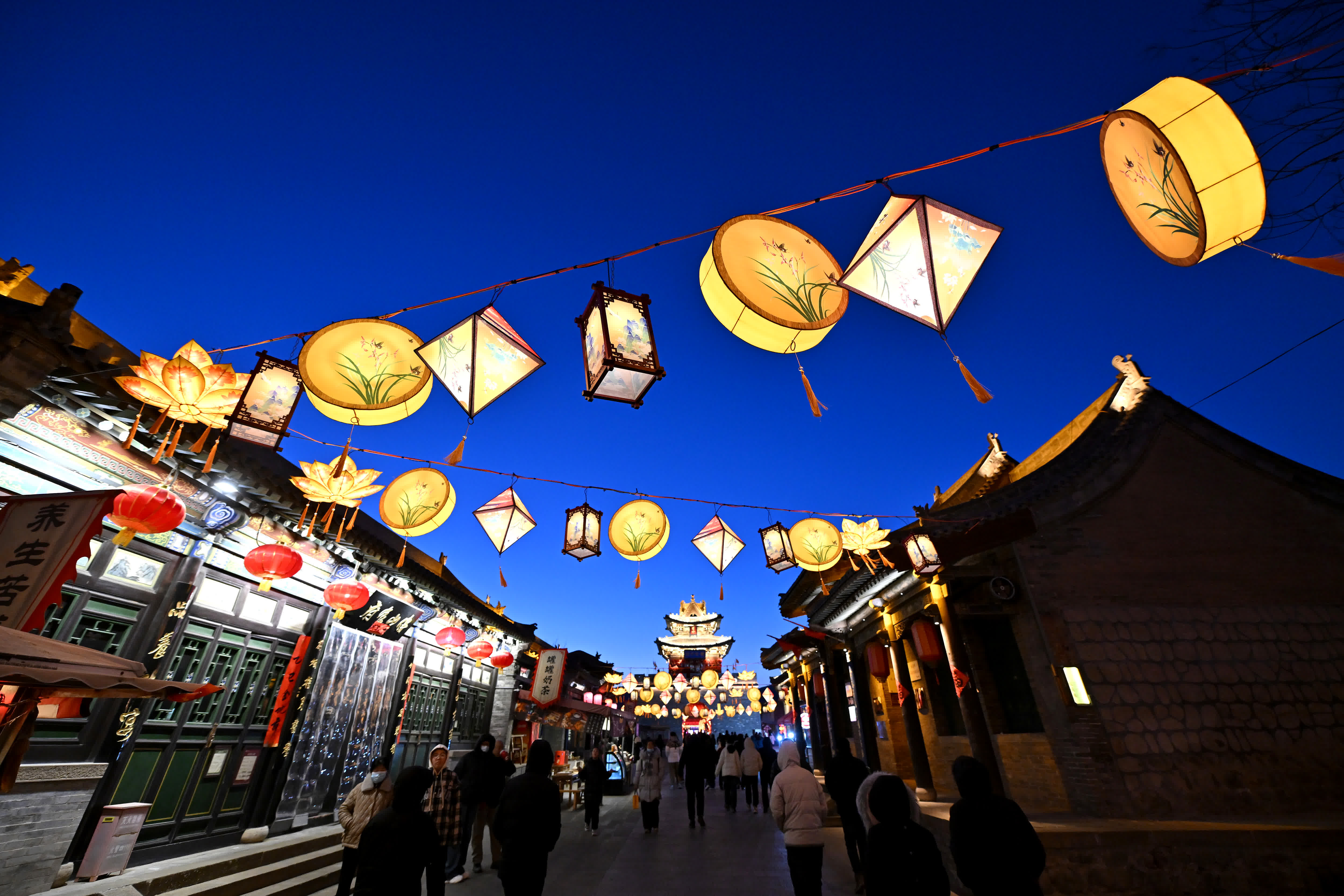 2月5日，遊人在太原市晉源區(qū)太原古縣城賞花燈。（新華社）