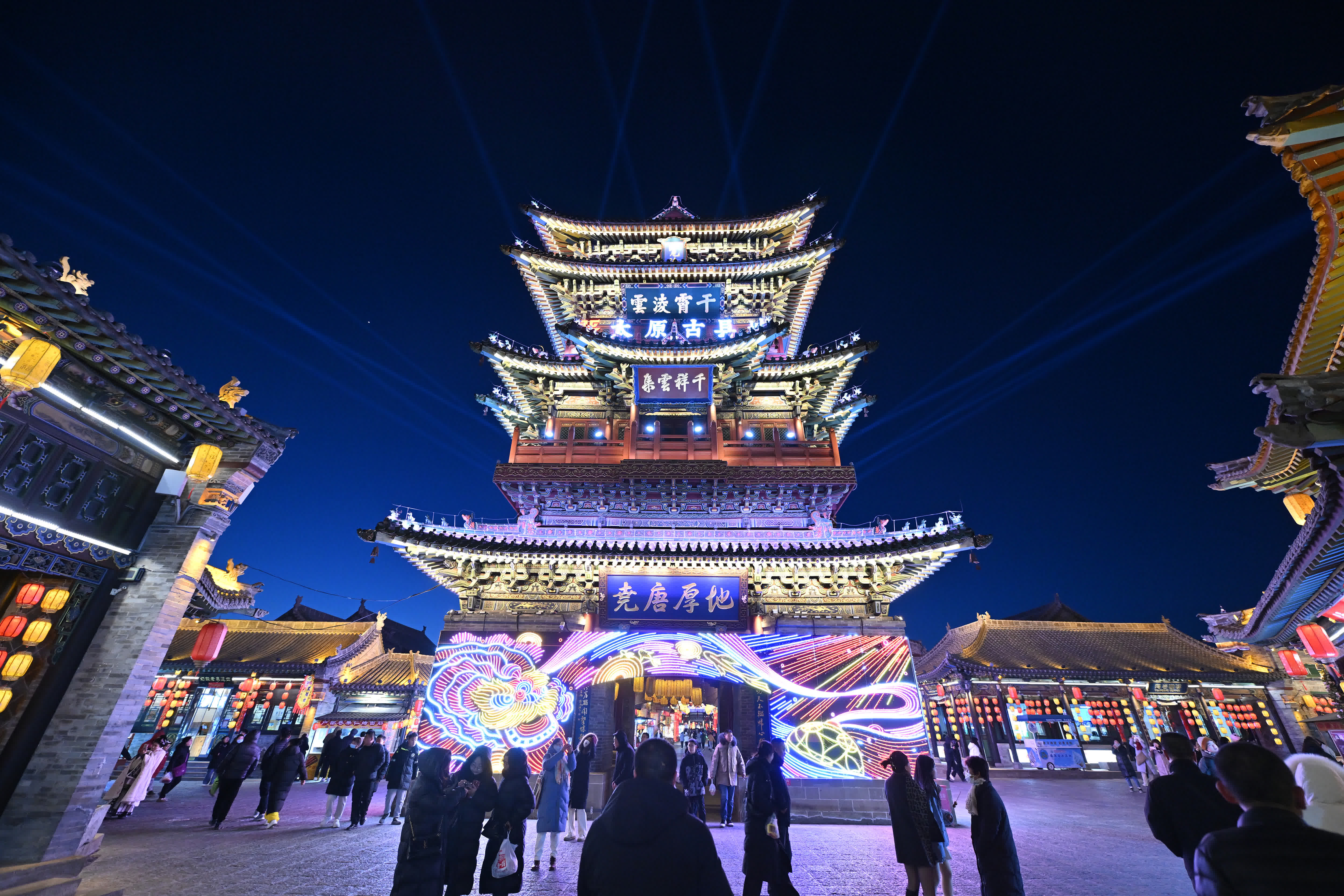 2月5日，遊人在太原市晉源區(qū)太原古縣城賞花燈。（新華社）