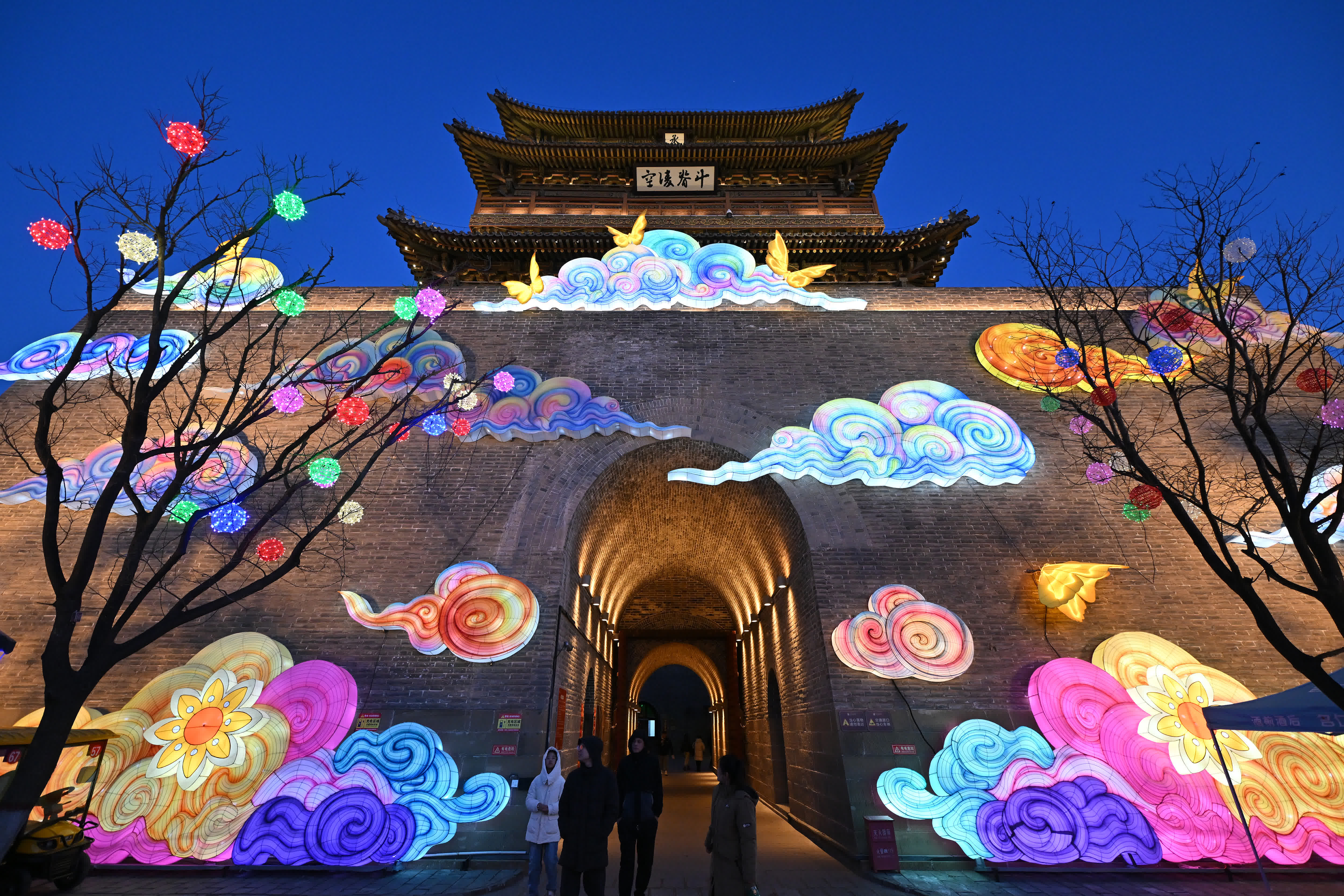 2月5日，遊人在太原市晉源區(qū)太原古縣城賞花燈。（新華社）