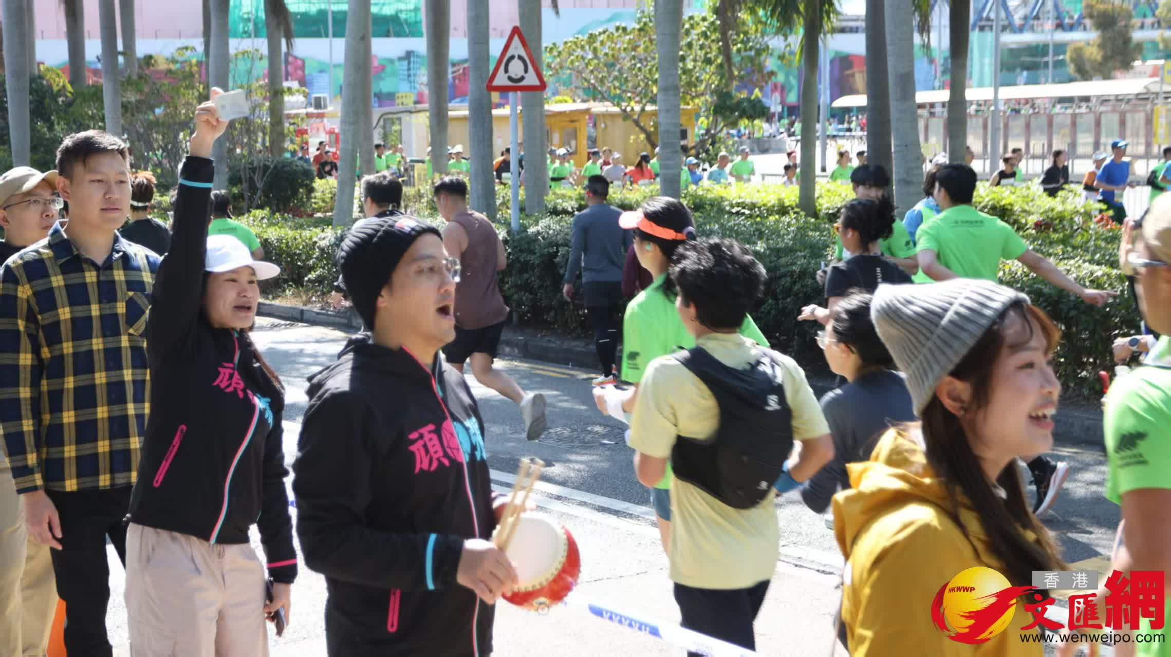 路人皆向跑手高呼加油。（香港文匯報(bào)記者黃艾力 攝）