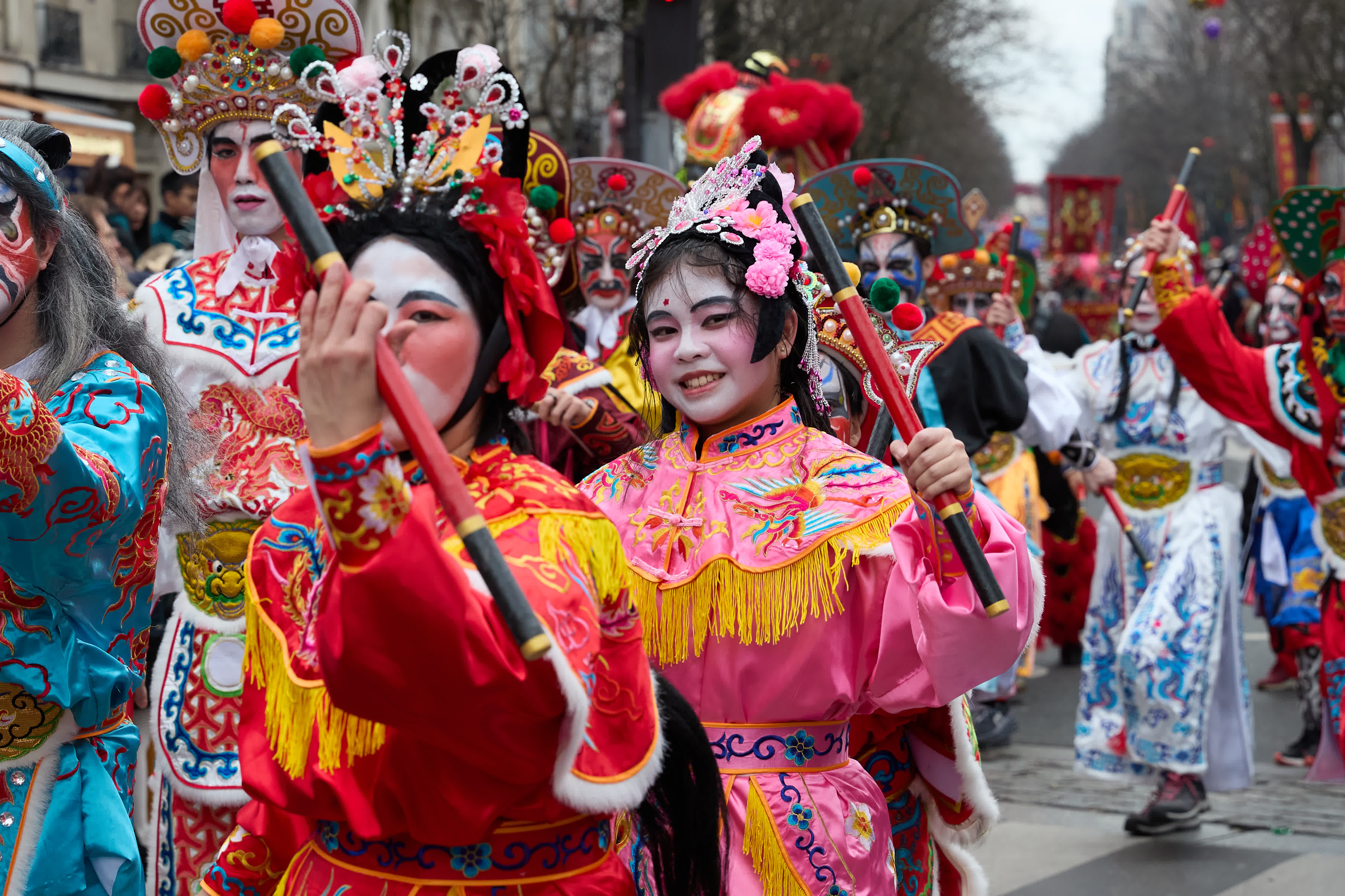 這是2月9日在法國巴黎舉行的春節(jié)彩妝遊行活動上拍攝的英歌舞表演。（新華社）