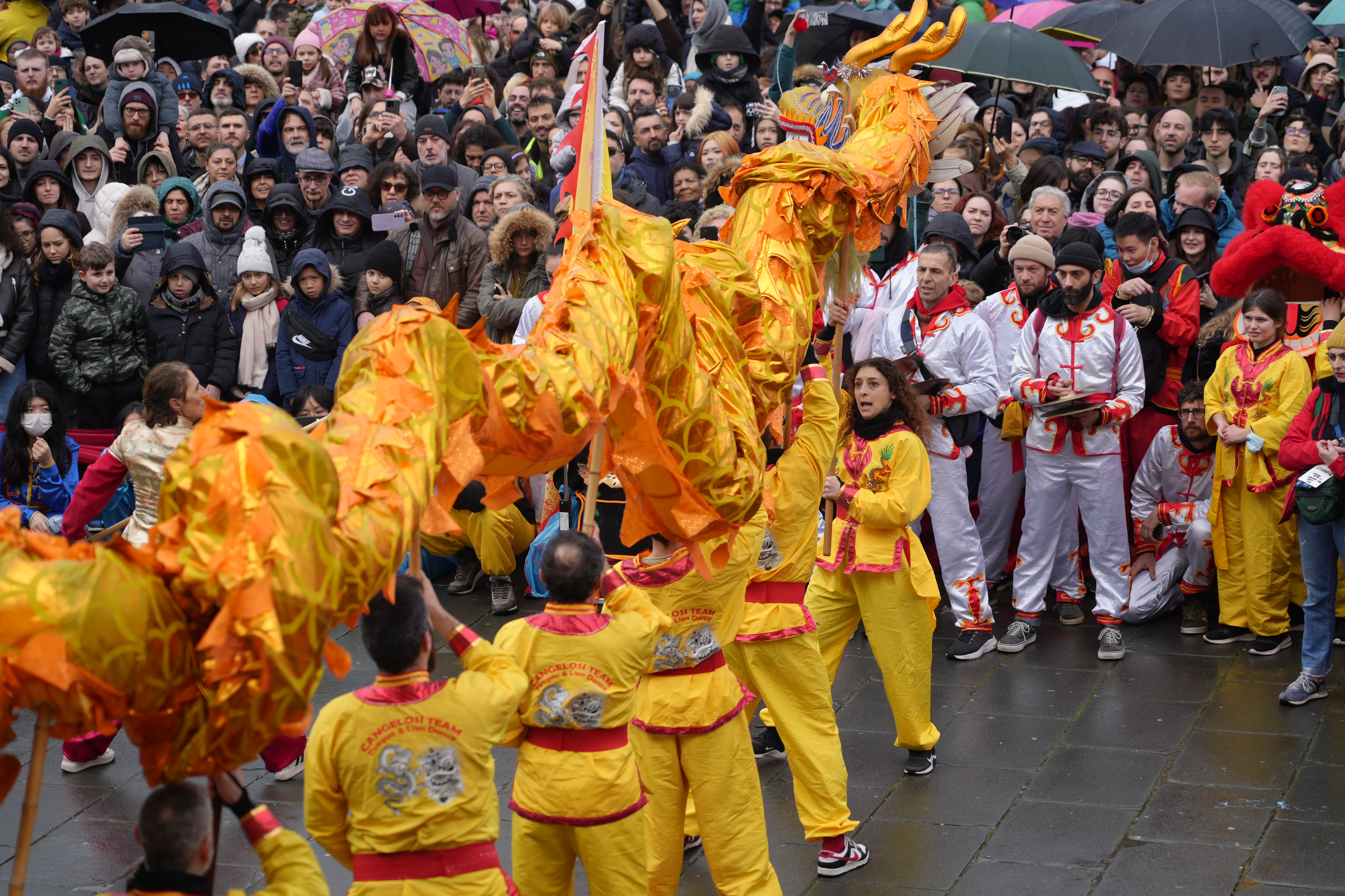 2月9日，在意大利普拉托舉行的巡遊活動上，演員表演舞龍。（新華社）