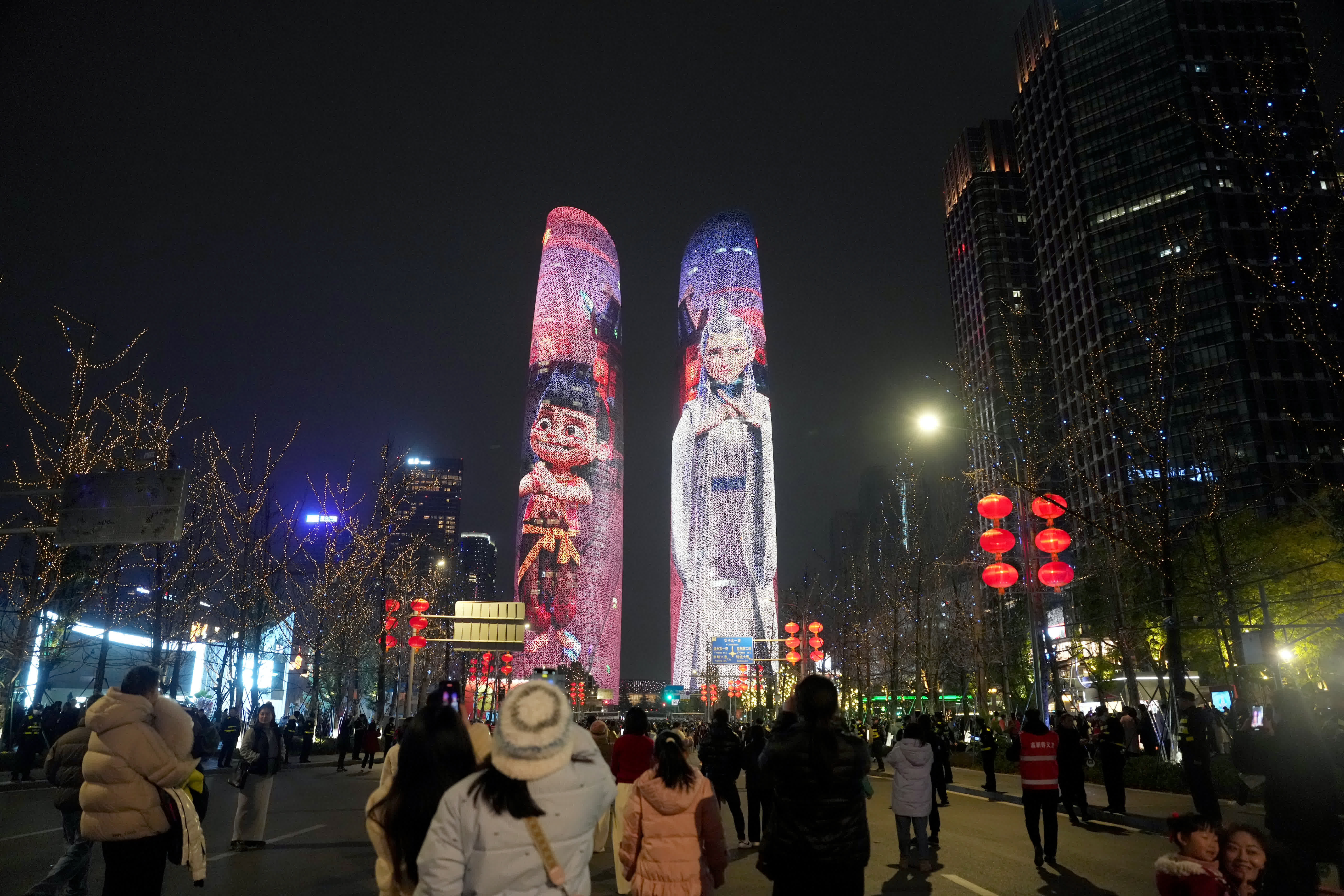 2月12日晚，時值元宵佳節，四川成都天府雙塔慶祝哪吒票房突破95億元人民幣。（中新社）