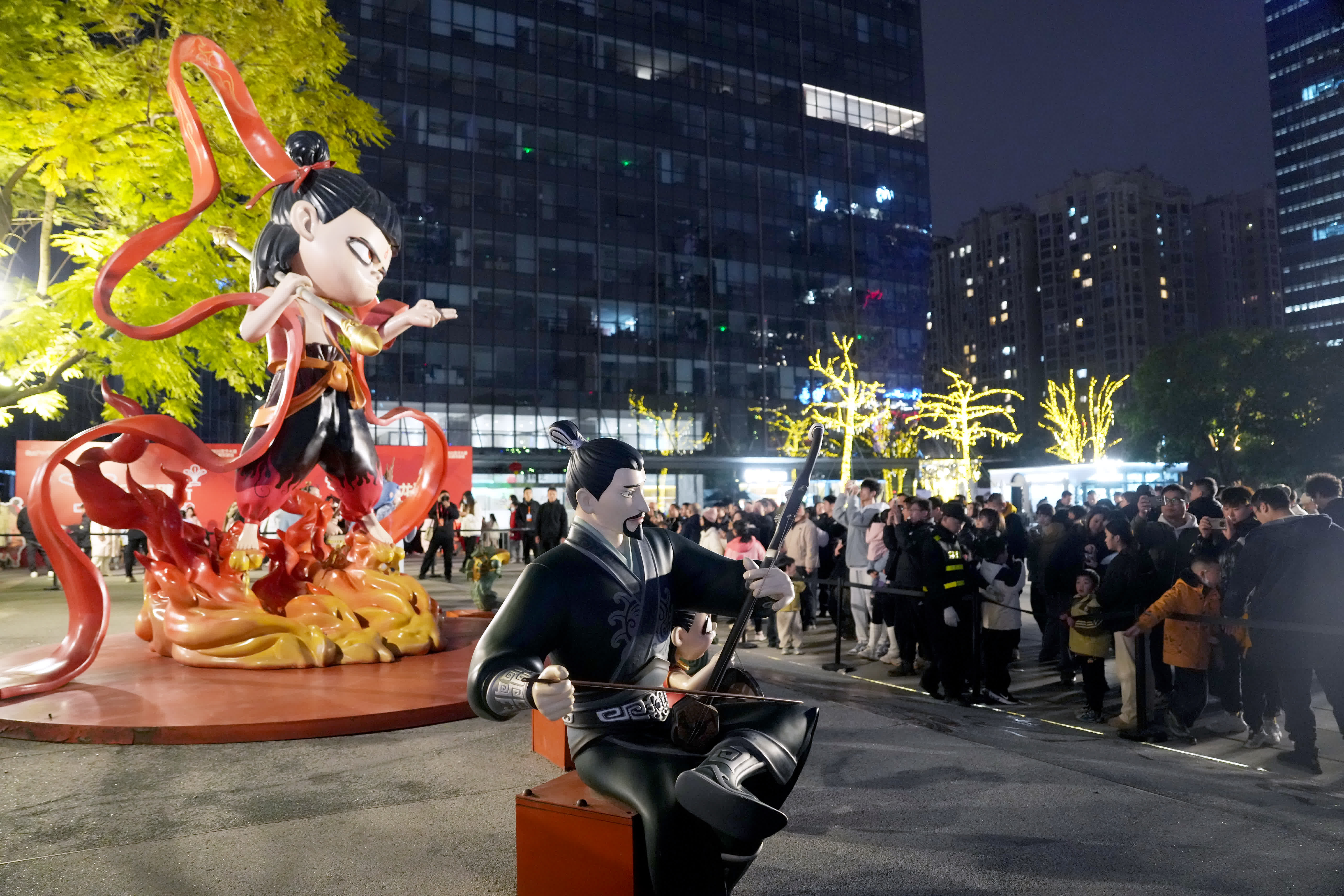 2月12日晚，時值元宵佳節，四川成都市民打卡哪吒雕像。（中新社）